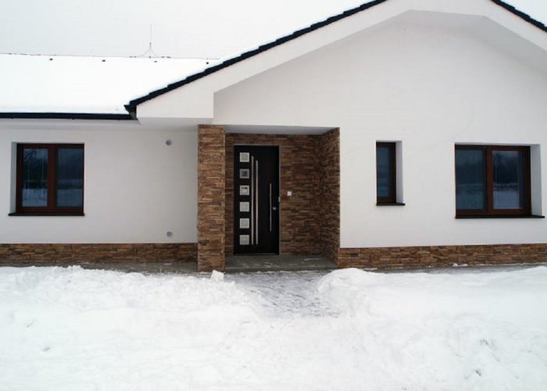 Tmavě hnědé vstupní izolační dveře