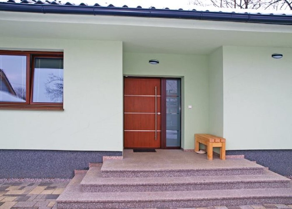 Široké vstupní dveře s izolačními vlastnostmi pro pohodlný vstup do domu.
