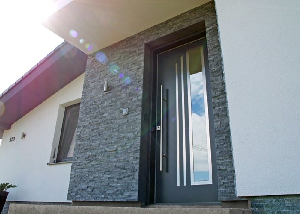 Moderní externí dveře s izolačními vlastmostmi dotváří vzhled přední části domu.
