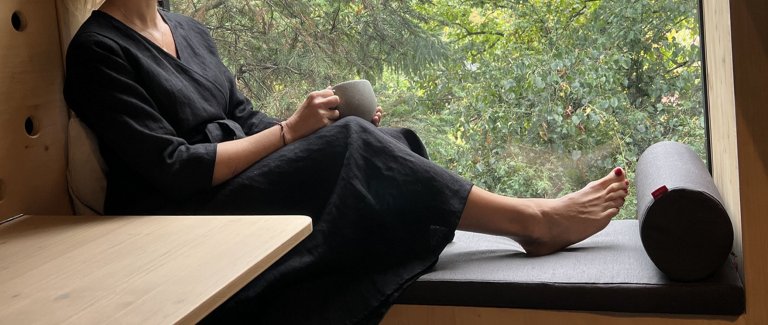 Sedací parapet či sedací okno, proměníte pomocí polstru na míru, relaxačních válců a polštářů v úžasnou pohovku