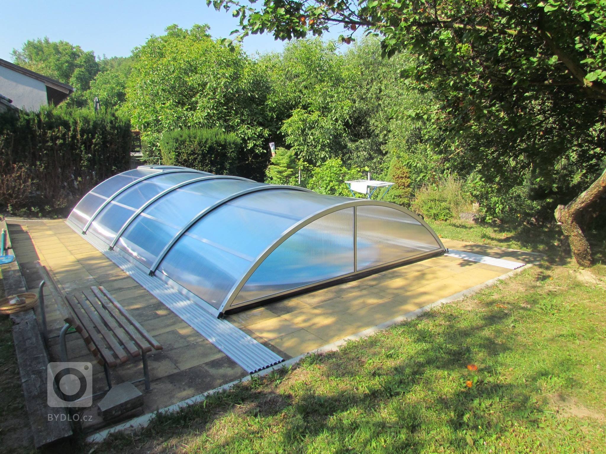 Bazénové zastřešení Alupo Ekonomy ve 4 segmentech.