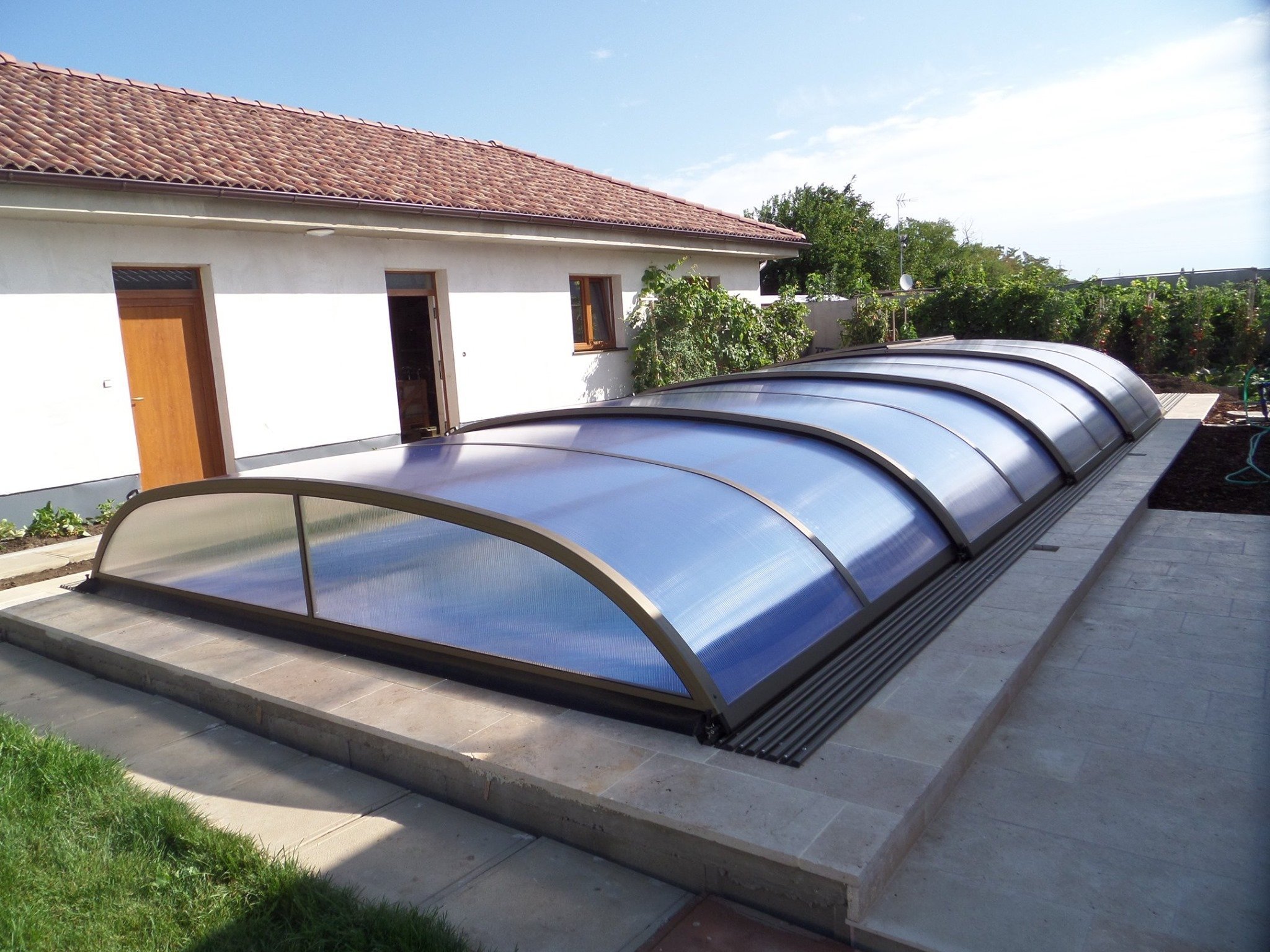 Nabízíme bezkolejnicové, jednokolejnicové nebo dvoukolejnicové zastřešení bazénů. Vyrábíme standardní i atypické zastřešení ve vysoké kvalitě a v různých…
