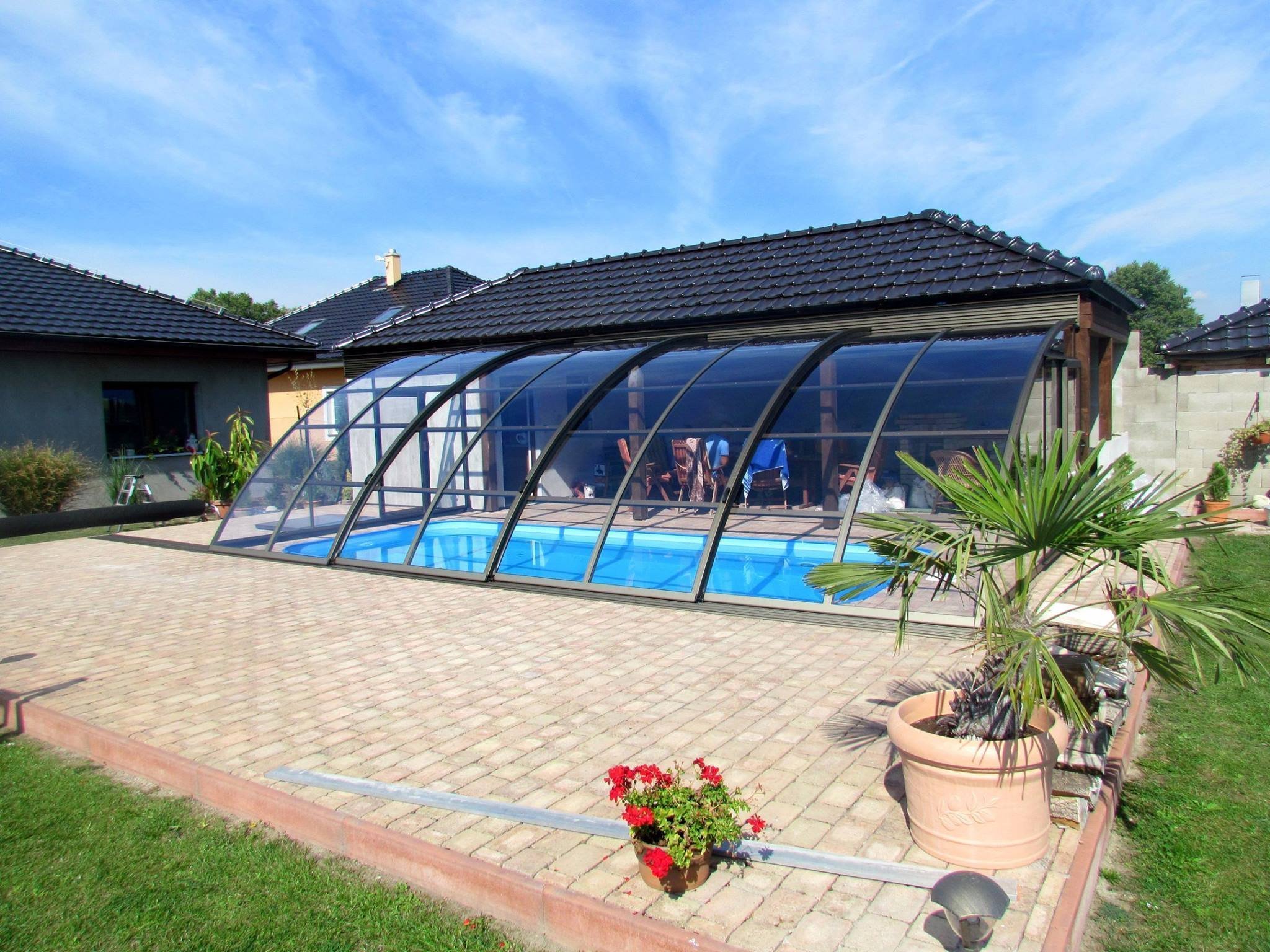 Nabízíme bezkolejnicové, jednokolejnicové nebo dvoukolejnicové zastřešení bazénů. Vyrábíme standardní i atypické zastřešení ve vysoké kvalitě a v různých…