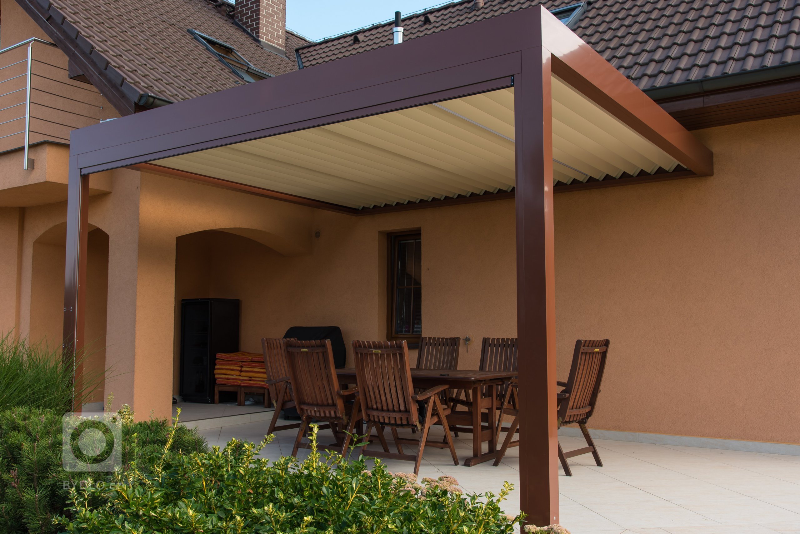 Realizace pergoly v Dobříči vznikla díky spolupráci se společností Technorol. K domu byla přistavěna hliníková pergola s bioklimatickými funkcemi. Zastřešení…