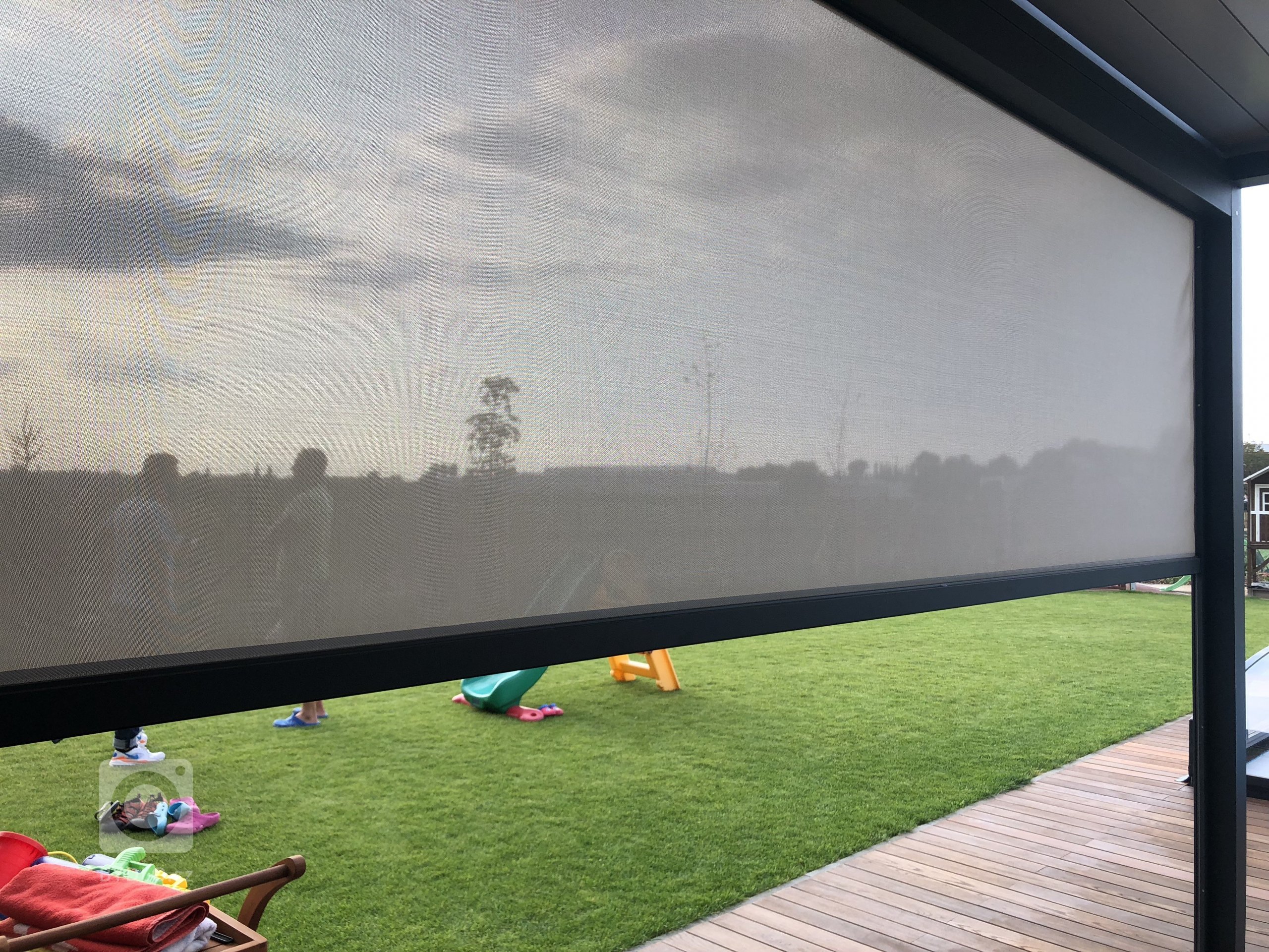 Podívejte se s námi na další realizaci bioklimatické pergoly Meridiem, která je obohacena o nejžádanější doplňkové příslušenství společnosti Alutech Bohemia.
…