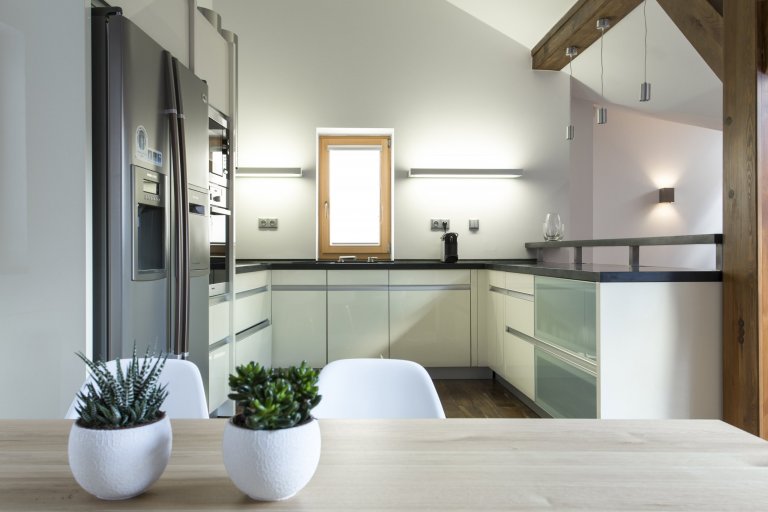 Jemný minimalistický interiér podkrovního bytu 3+kk v činžovním domě v Havelské ulici, Praha 1
