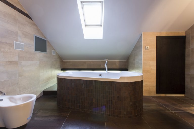 Jemný minimalistický interiér podkrovního bytu 3+kk v činžovním domě v Havelské ulici, Praha 1
