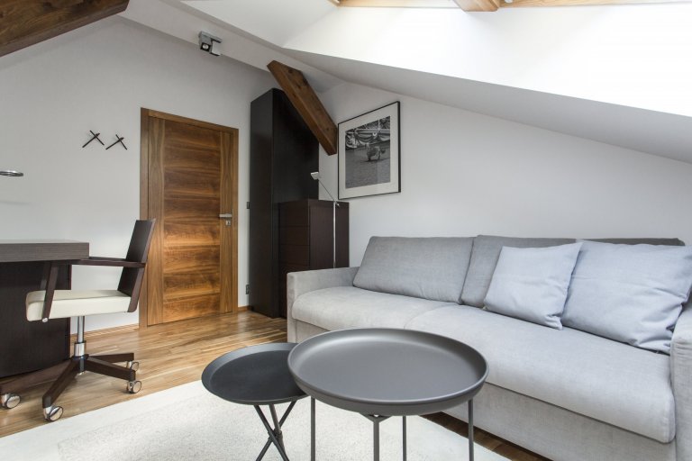 Jemný minimalistický interiér podkrovního bytu 3+kk v činžovním domě v Havelské ulici, Praha 1
