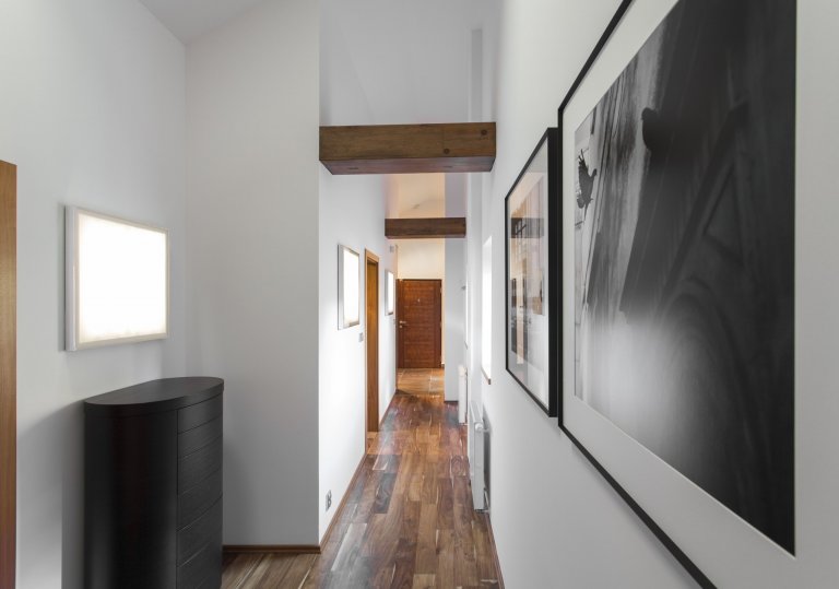 Jemný minimalistický interiér podkrovního bytu 3+kk v činžovním domě v Havelské ulici, Praha 1
