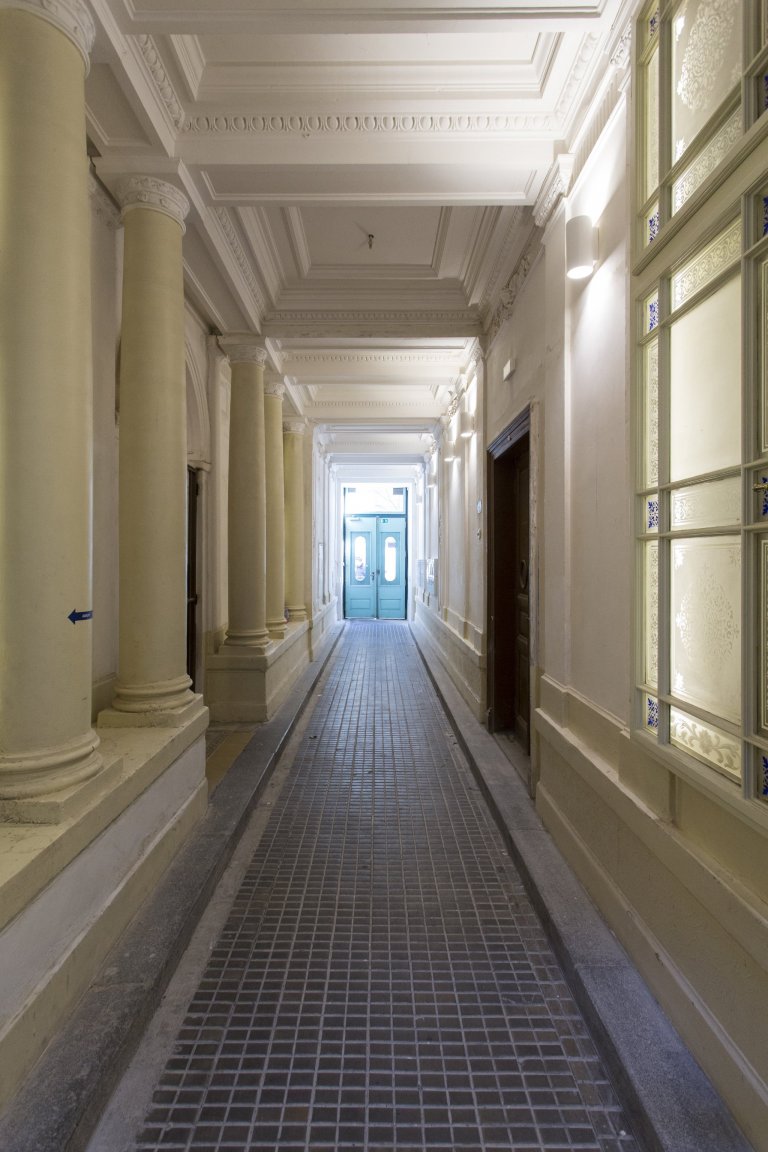 Jemný minimalistický interiér podkrovního bytu 3+kk v činžovním domě v Havelské ulici, Praha 1
