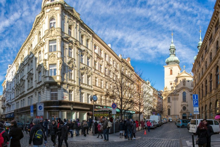 Jemný minimalistický interiér podkrovního bytu 3+kk v činžovním domě v Havelské ulici, Praha 1
