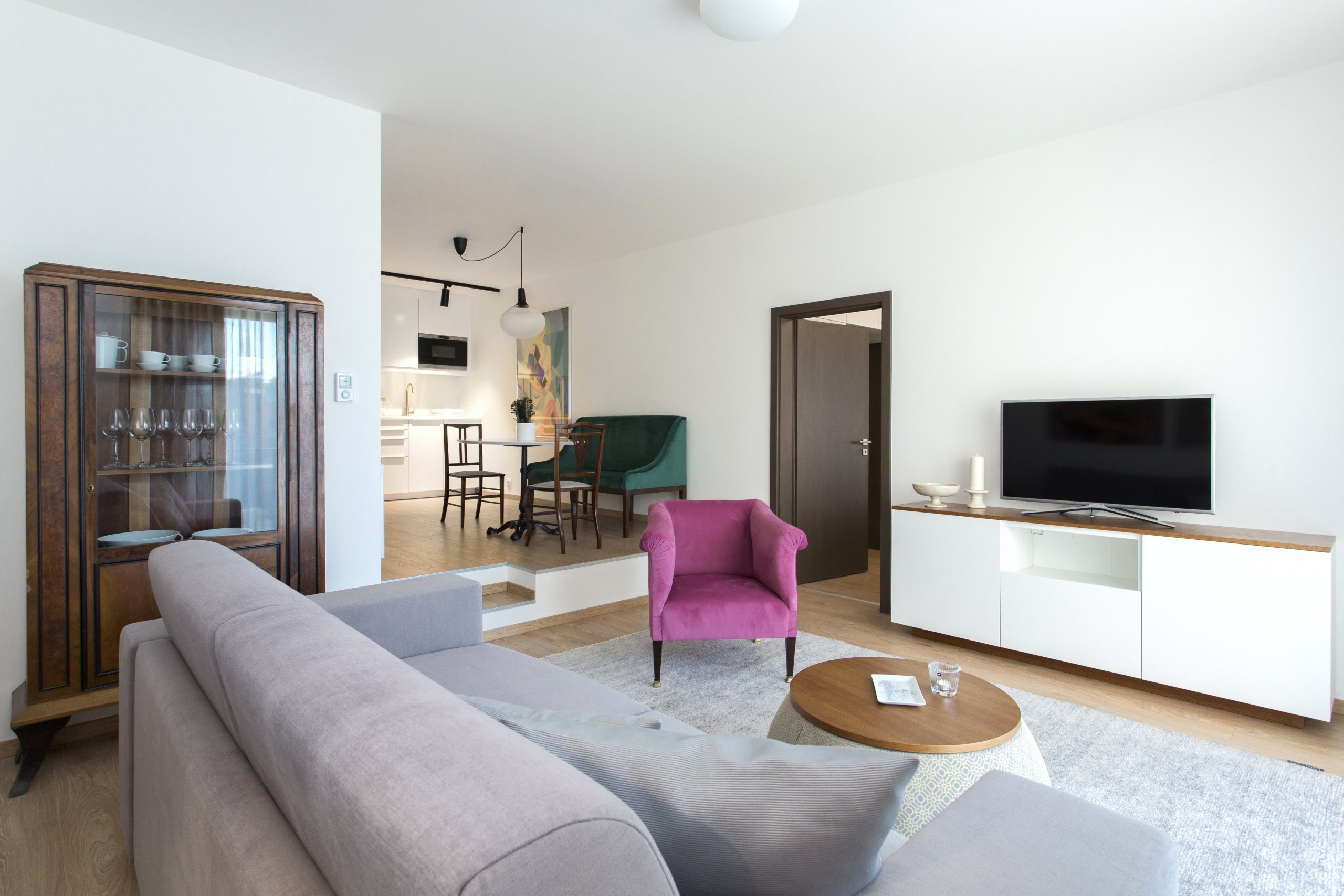 Návrh bytu 2+kk v pražské novostavbě byl ovlivněn jedinečným českým stylem - kubismem. Stěny bytu jsou zdobeny reprodukcemi kubistických umělců a ze stejného…