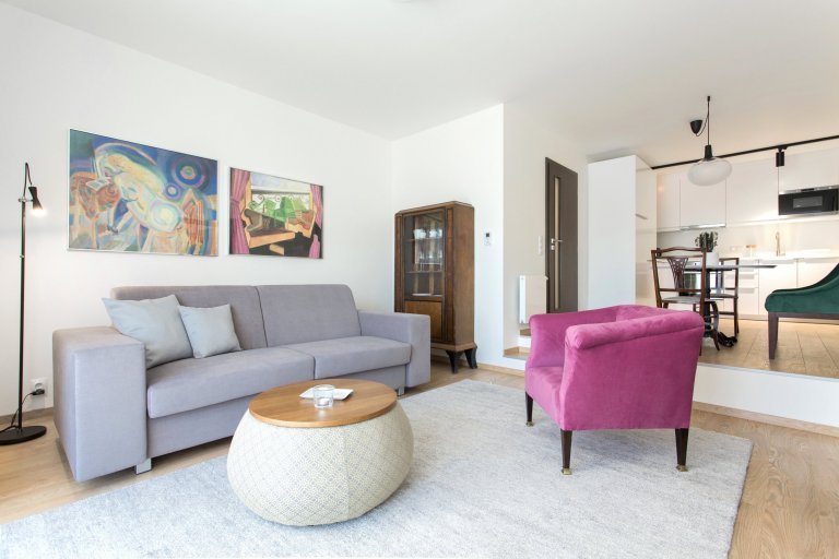 Návrh bytu 2+kk v pražské novostavbě byl ovlivněn jedinečným českým stylem - kubismem. Stěny bytu jsou zdobeny reprodukcemi kubistických umělců a ze stejného…