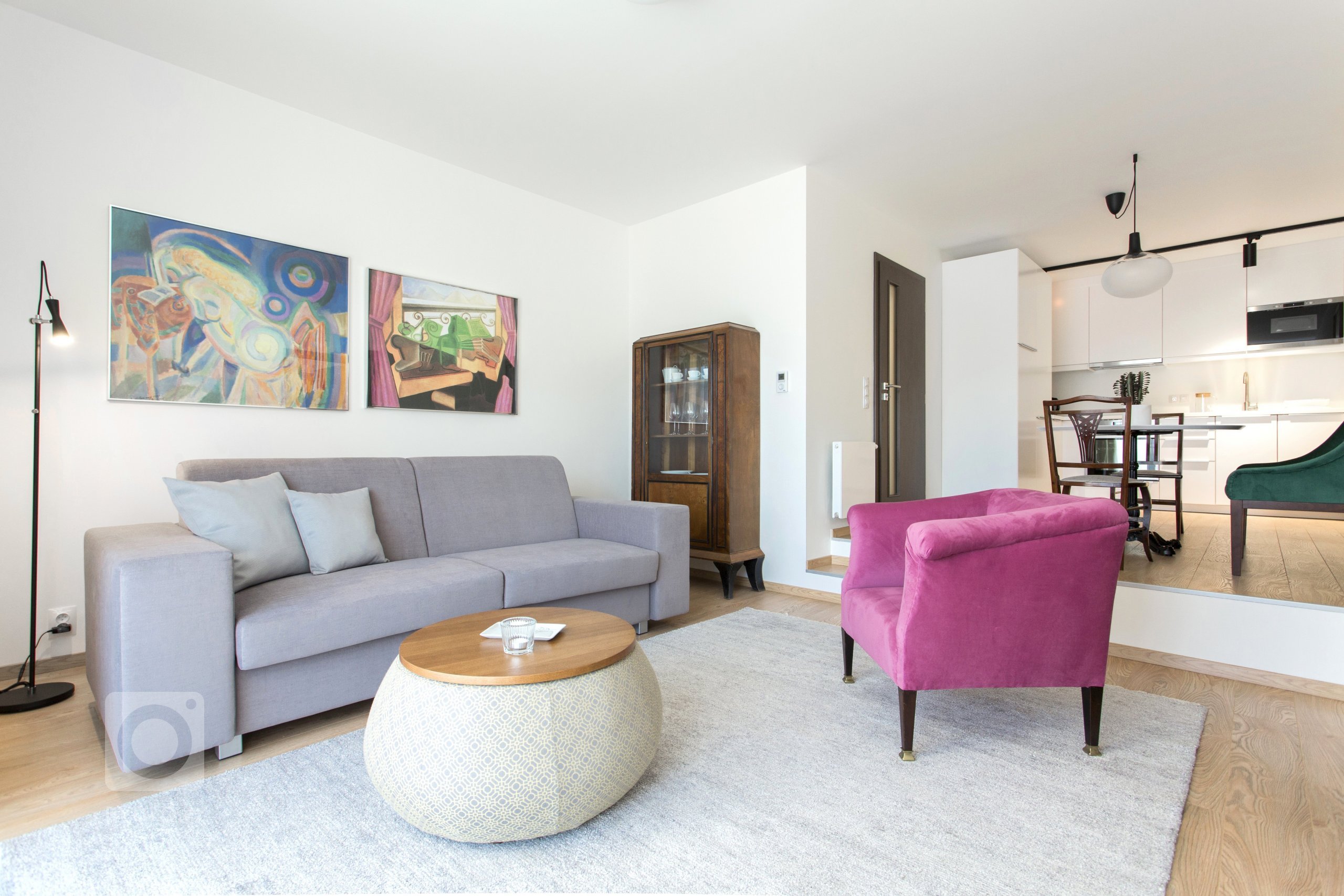 Návrh bytu 2+kk v pražské novostavbě byl ovlivněn jedinečným českým stylem - kubismem. Stěny bytu jsou zdobeny reprodukcemi kubistických umělců a ze stejného…