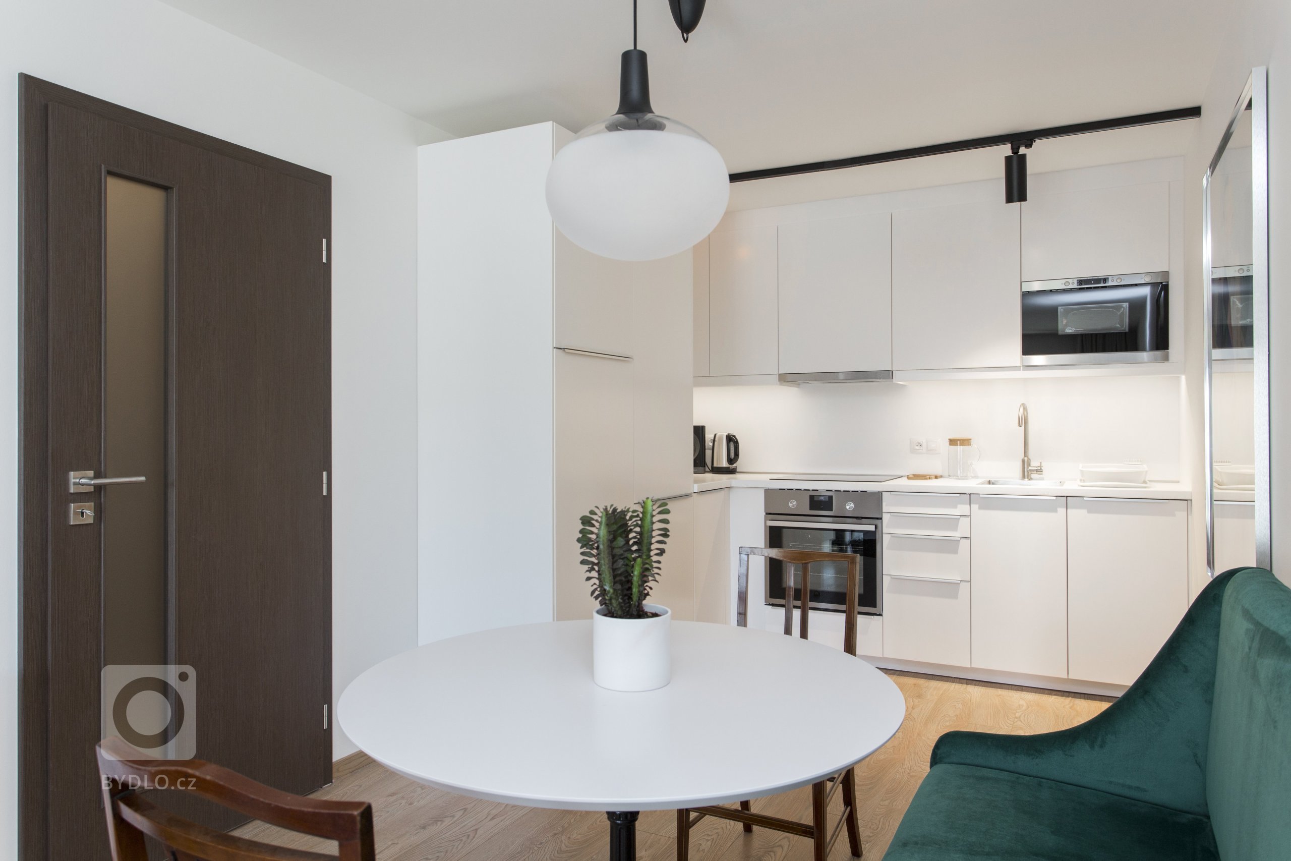 Návrh bytu 2+kk v pražské novostavbě byl ovlivněn jedinečným českým stylem - kubismem. Stěny bytu jsou zdobeny reprodukcemi kubistických umělců a ze stejného…