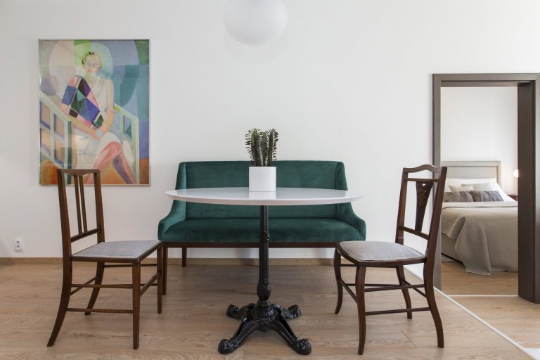 Návrh bytu 2+kk v pražské novostavbě byl ovlivněn jedinečným českým stylem - kubismem. Stěny bytu jsou zdobeny reprodukcemi kubistických umělců a ze stejného…