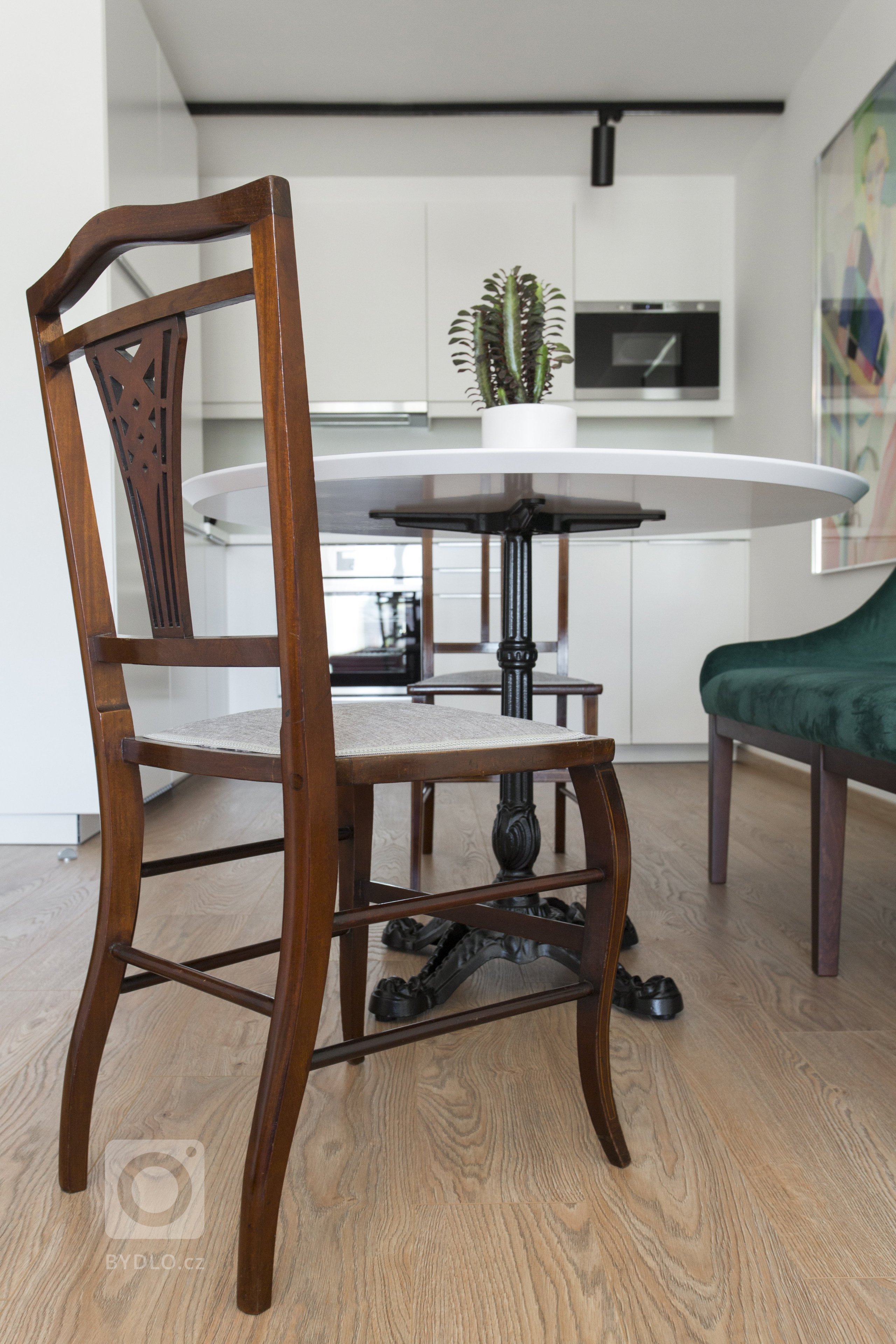 Návrh bytu 2+kk v pražské novostavbě byl ovlivněn jedinečným českým stylem - kubismem. Stěny bytu jsou zdobeny reprodukcemi kubistických umělců a ze stejného…