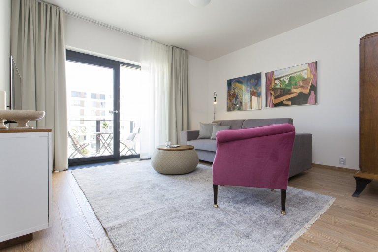 Návrh bytu 2+kk v pražské novostavbě byl ovlivněn jedinečným českým stylem - kubismem. Stěny bytu jsou zdobeny reprodukcemi kubistických umělců a ze stejného…