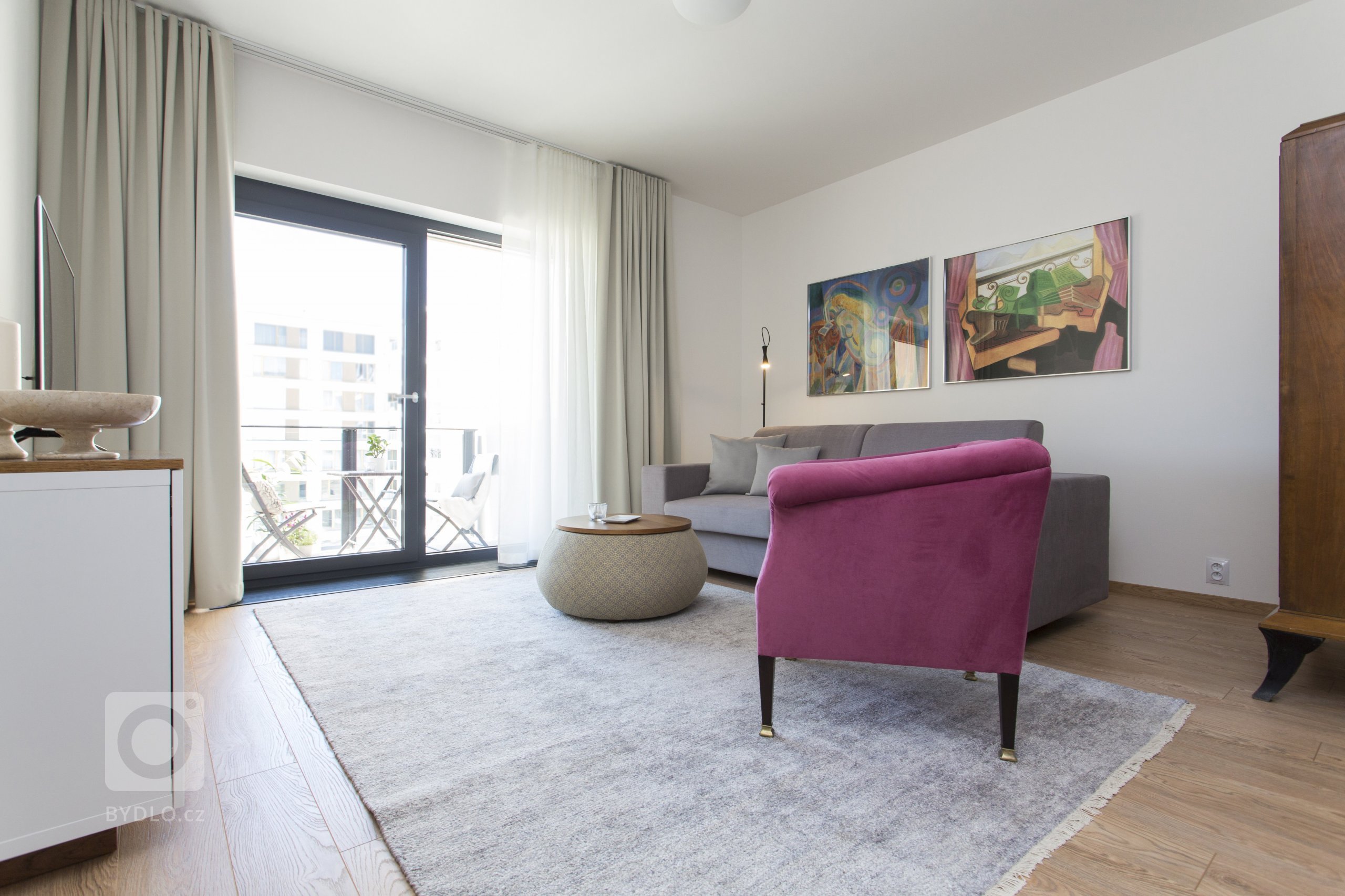 Návrh bytu 2+kk v pražské novostavbě byl ovlivněn jedinečným českým stylem - kubismem. Stěny bytu jsou zdobeny reprodukcemi kubistických umělců a ze stejného…