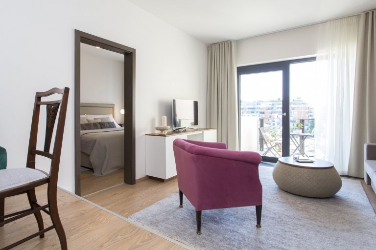 Návrh bytu 2+kk v pražské novostavbě byl ovlivněn jedinečným českým stylem - kubismem. Stěny bytu jsou zdobeny reprodukcemi kubistických umělců a ze stejného…