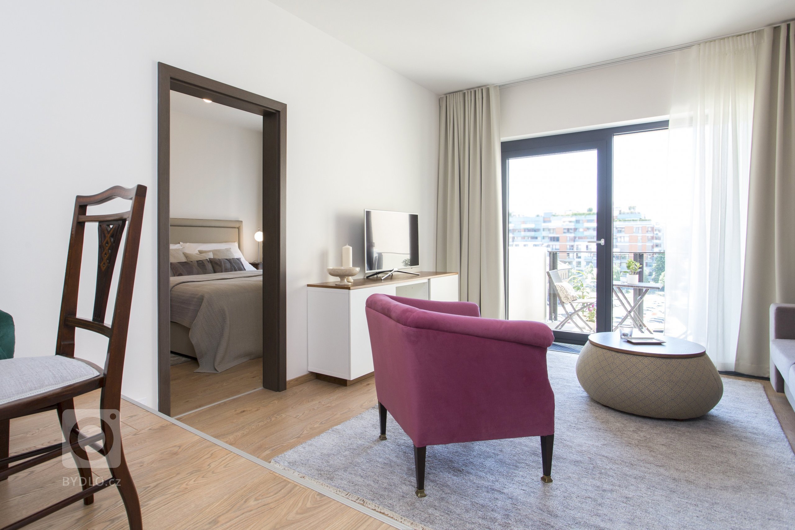 Návrh bytu 2+kk v pražské novostavbě byl ovlivněn jedinečným českým stylem - kubismem. Stěny bytu jsou zdobeny reprodukcemi kubistických umělců a ze stejného…