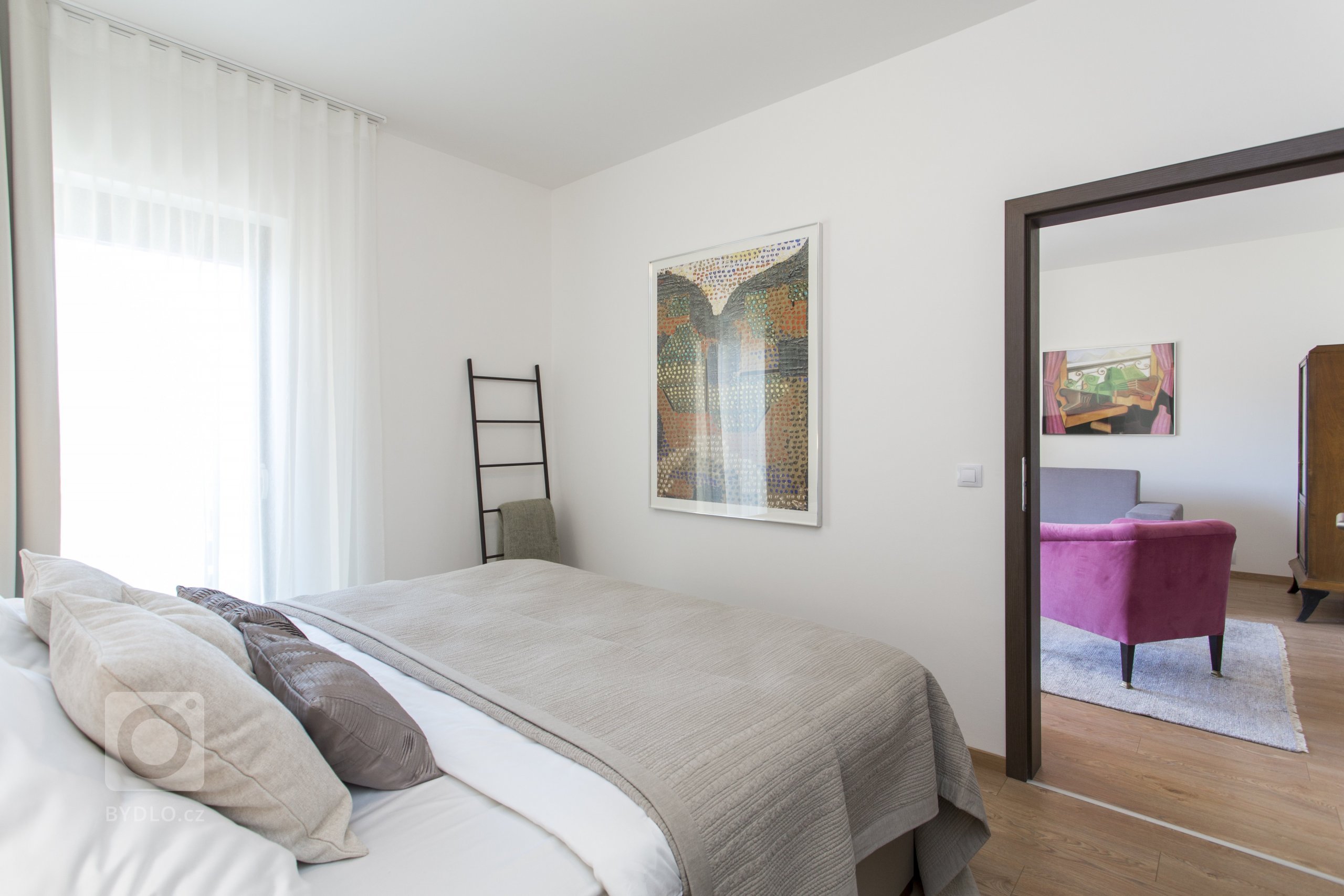 Návrh bytu 2+kk v pražské novostavbě byl ovlivněn jedinečným českým stylem - kubismem. Stěny bytu jsou zdobeny reprodukcemi kubistických umělců a ze stejného…