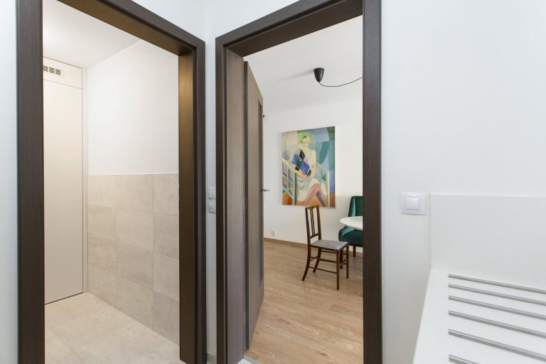 Návrh bytu 2+kk v pražské novostavbě byl ovlivněn jedinečným českým stylem - kubismem. Stěny bytu jsou zdobeny reprodukcemi kubistických umělců a ze stejného…