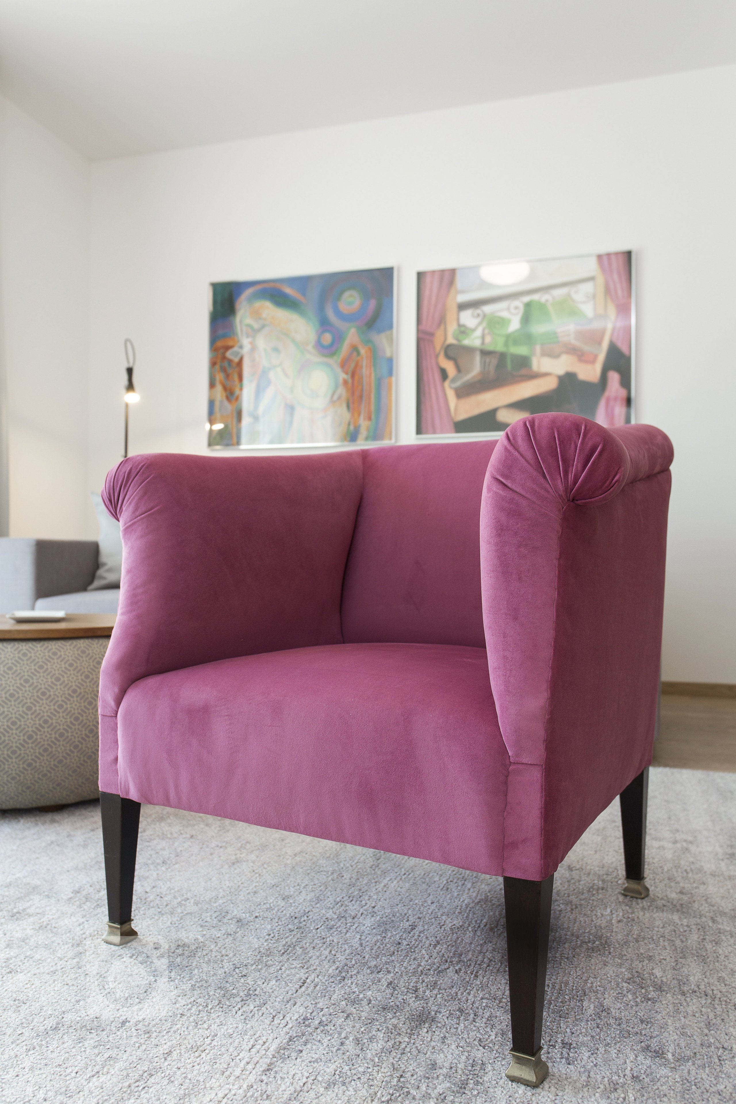 Návrh bytu 2+kk v pražské novostavbě byl ovlivněn jedinečným českým stylem - kubismem. Stěny bytu jsou zdobeny reprodukcemi kubistických umělců a ze stejného…