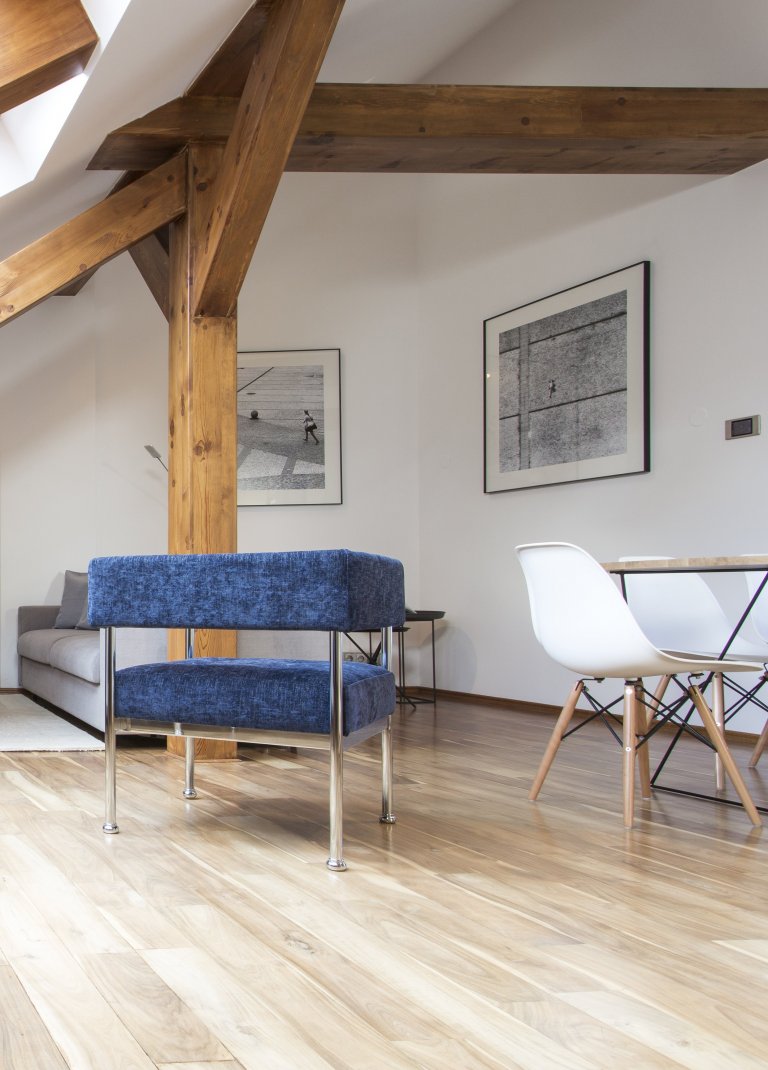 Jemný minimalistický interiér podkrovního bytu 3+kk v činžovním domě v Havelské ulici, Praha 1
