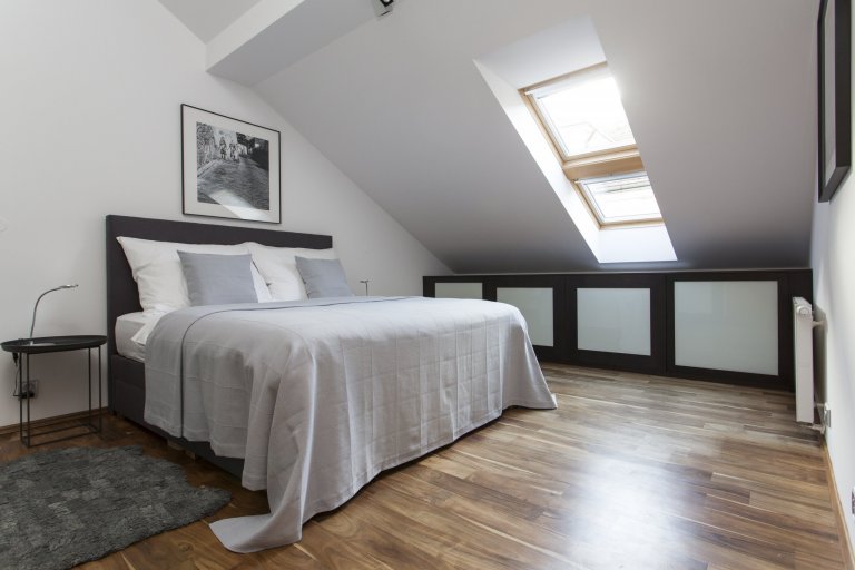 Jemný minimalistický interiér podkrovního bytu 3+kk v činžovním domě v Havelské ulici, Praha 1
