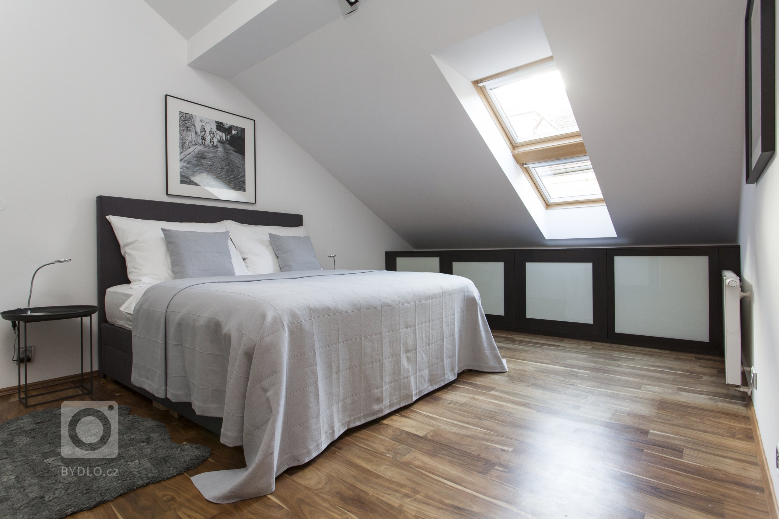Jemný minimalistický interiér podkrovního bytu 3+kk v činžovním domě v Havelské ulici, Praha 1
