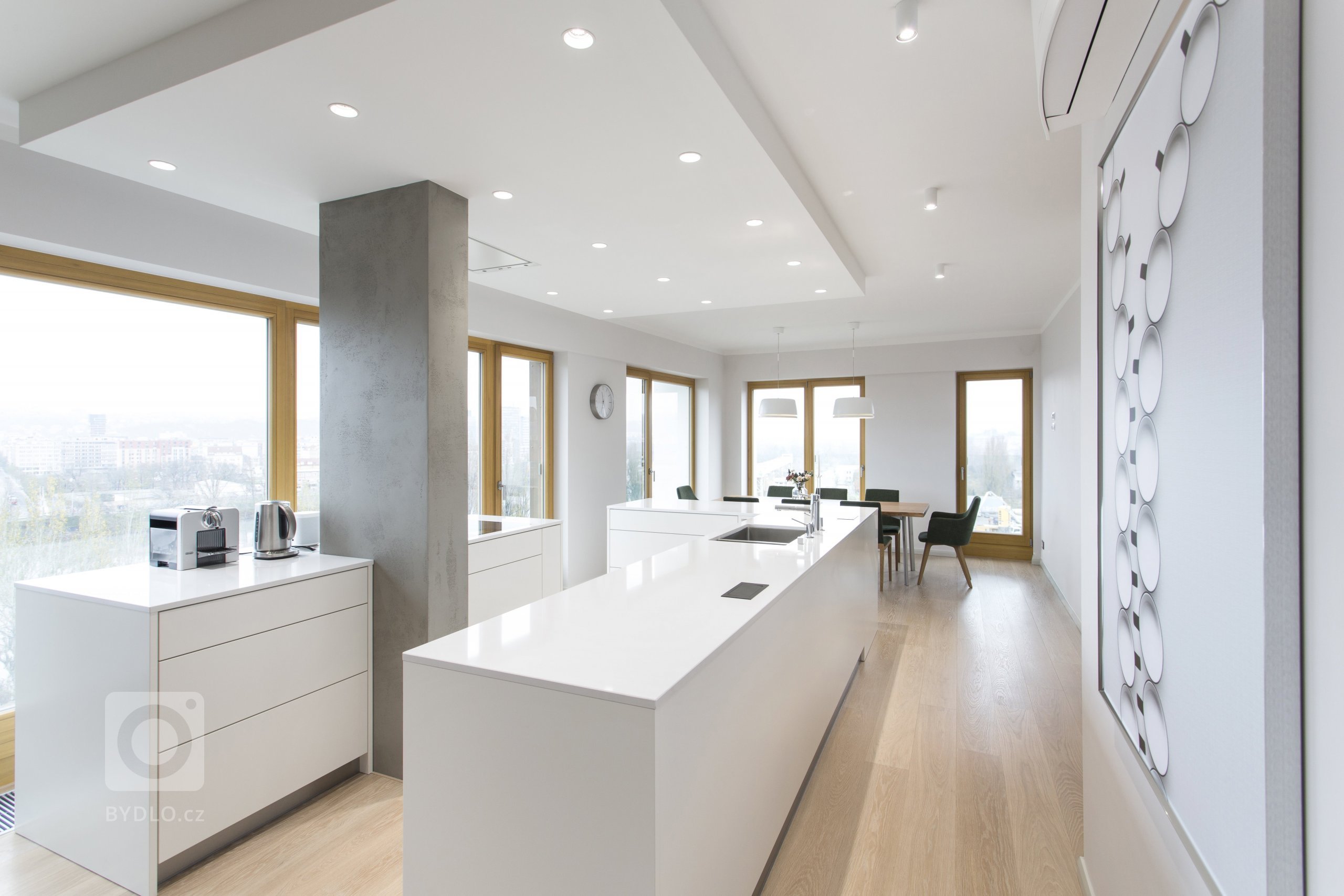 Velkometrážní byt v posledním patře rezidenčního projektu Vltava má jedinečný výhled na řeku Vltavu a protilehlé panorama starých Holešovic. Čisté linie,…