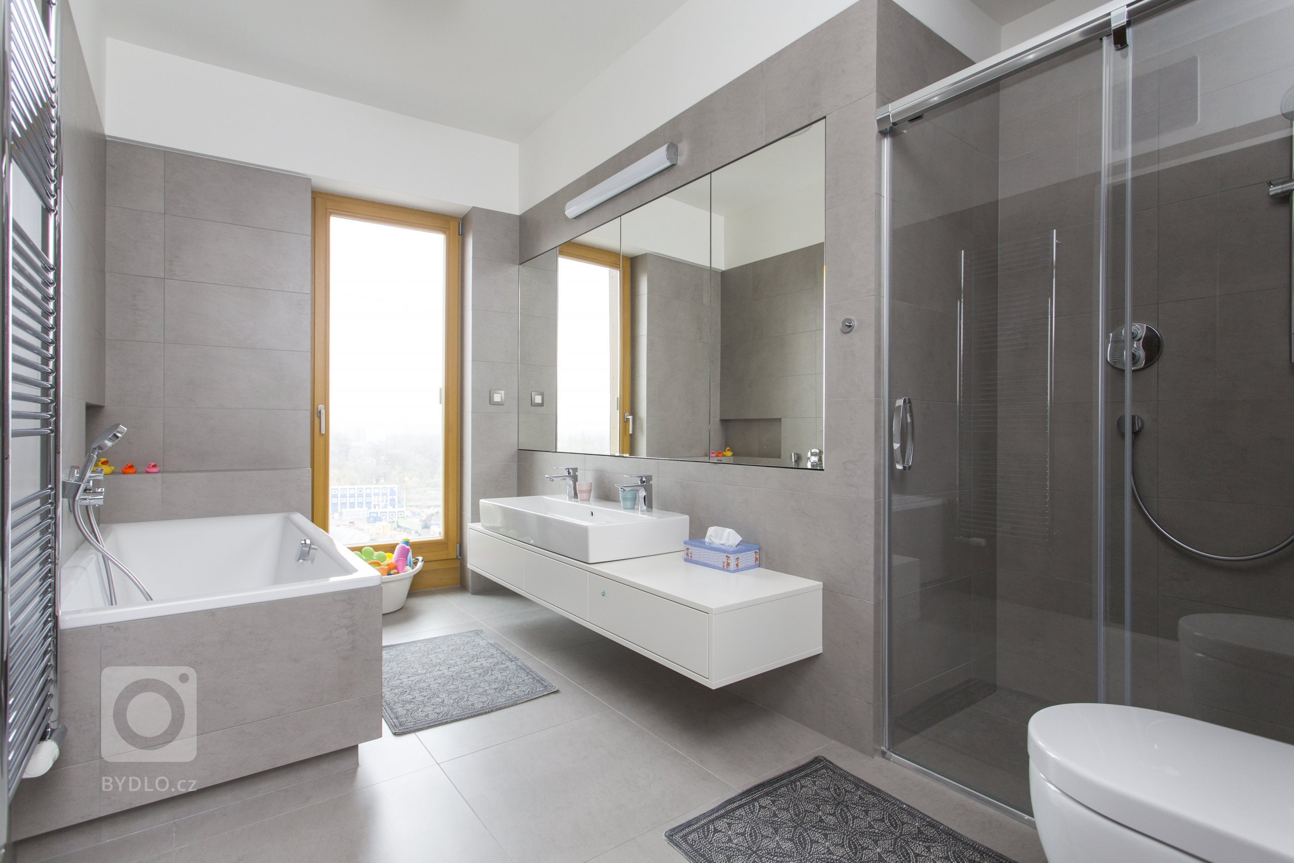 Velkometrážní byt v posledním patře rezidenčního projektu Vltava má jedinečný výhled na řeku Vltavu a protilehlé panorama starých Holešovic. Čisté linie,…