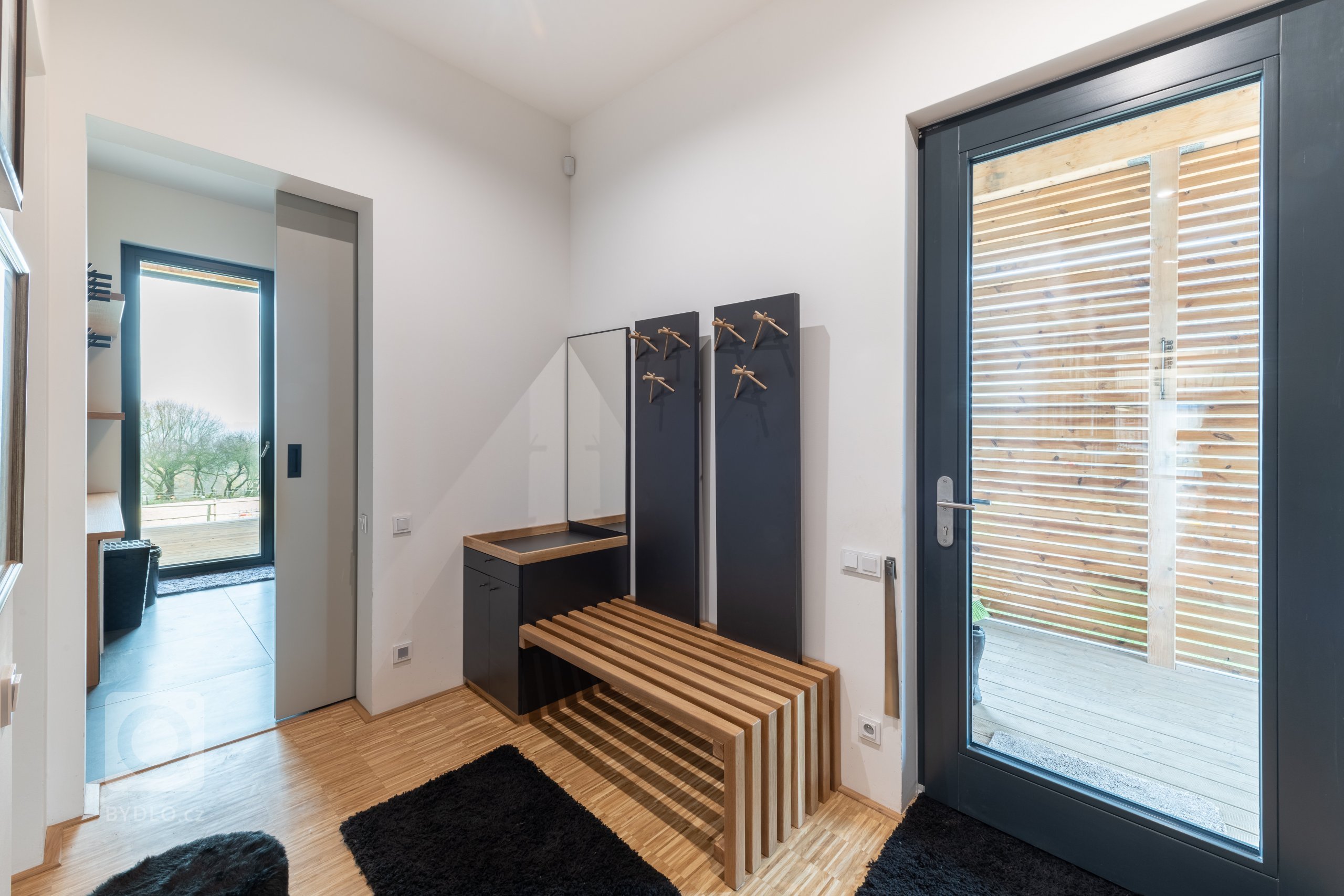 Realizace rodinné usedlosti s úžasným výhledem do krajiny. S investorem jsme pracovali na interiérech a detailech extriéru při výběru materiálu, členění…