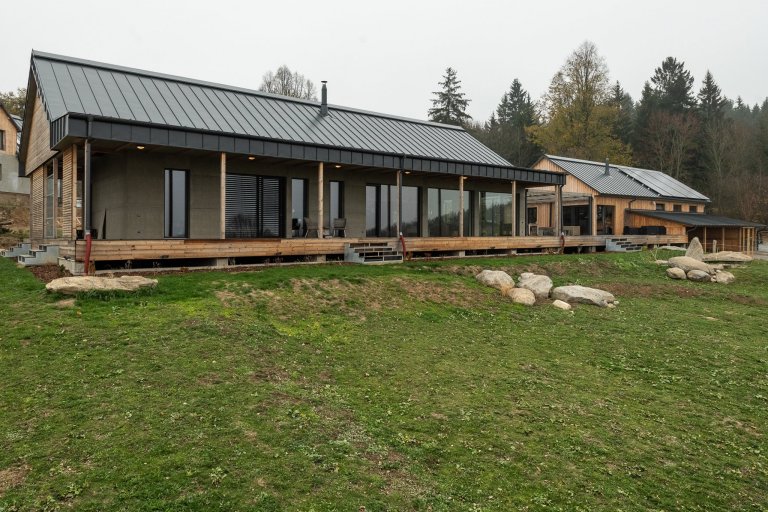 Realizace rodinné usedlosti s úžasným výhledem do krajiny. S investorem jsme pracovali na interiérech a detailech extriéru při výběru materiálu, členění…