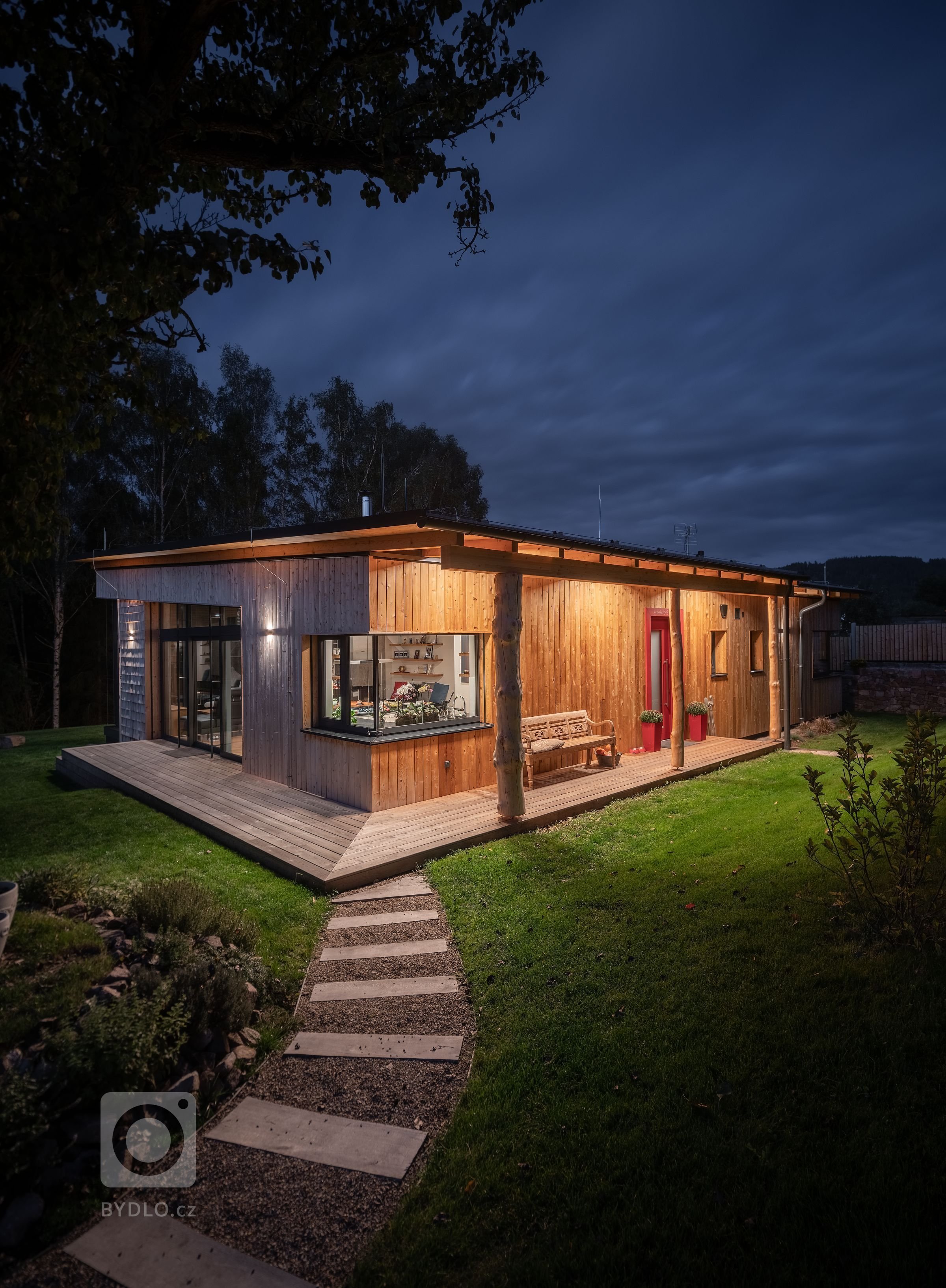 Dům se sloupy z douglasky stojí na magickém místě u březového hájku, na který je z domu krásný výhled.

Nízkoenergetický dům ve tvaru L je mírně zapuštěn v…