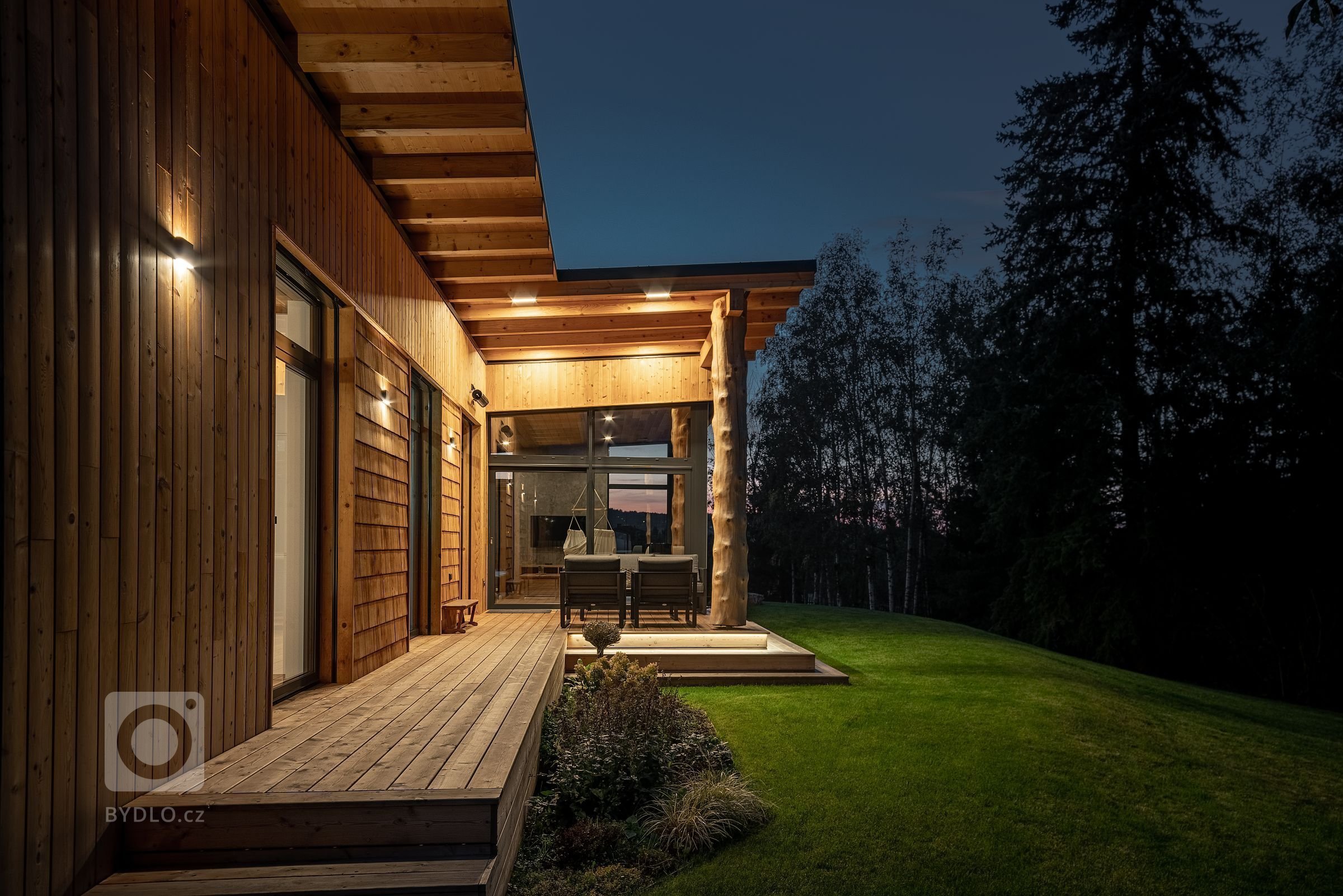 Dům se sloupy z douglasky stojí na magickém místě u březového hájku, na který je z domu krásný výhled.

Nízkoenergetický dům ve tvaru L je mírně zapuštěn v…