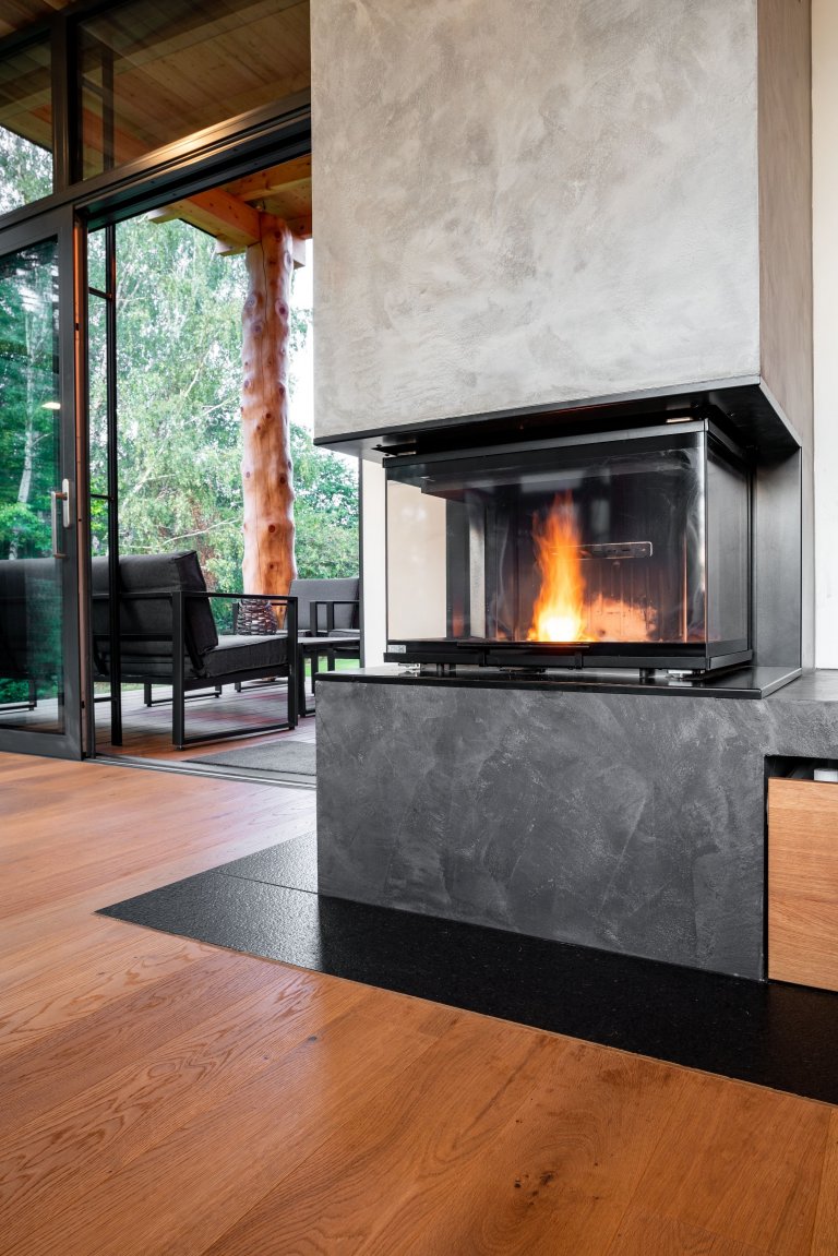 Dům se sloupy z douglasky stojí na magickém místě u březového hájku, na který je z domu krásný výhled.

Nízkoenergetický dům ve tvaru L je mírně zapuštěn v…