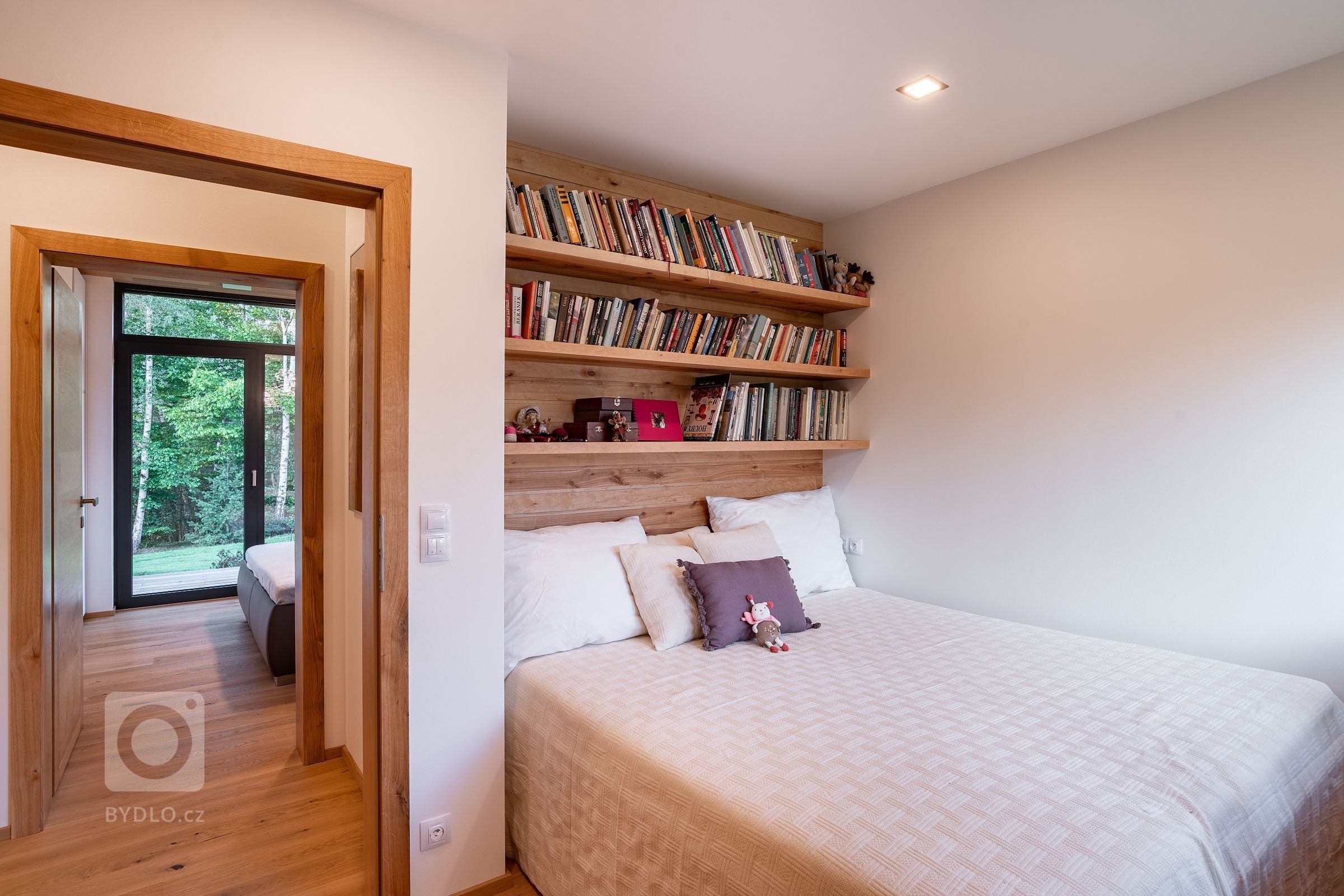 Dům se sloupy z douglasky stojí na magickém místě u březového hájku, na který je z domu krásný výhled.

Nízkoenergetický dům ve tvaru L je mírně zapuštěn v…