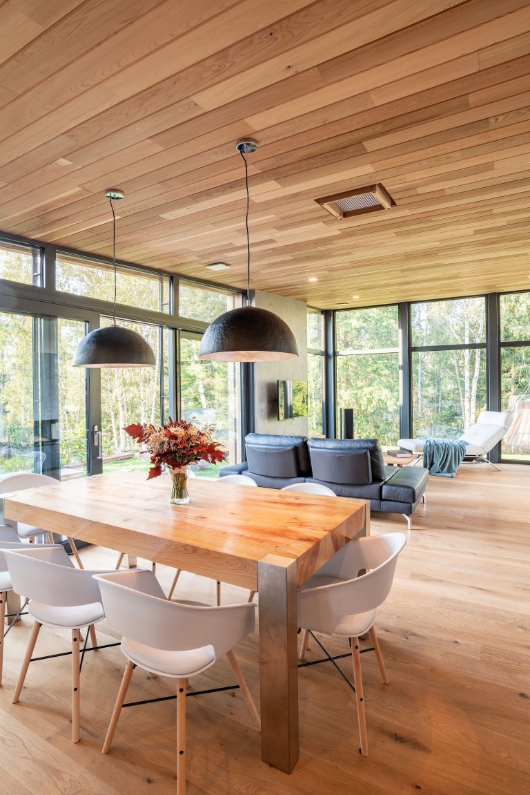 Dům se sloupy z douglasky stojí na magickém místě u březového hájku, na který je z domu krásný výhled.

Nízkoenergetický dům ve tvaru L je mírně zapuštěn v…