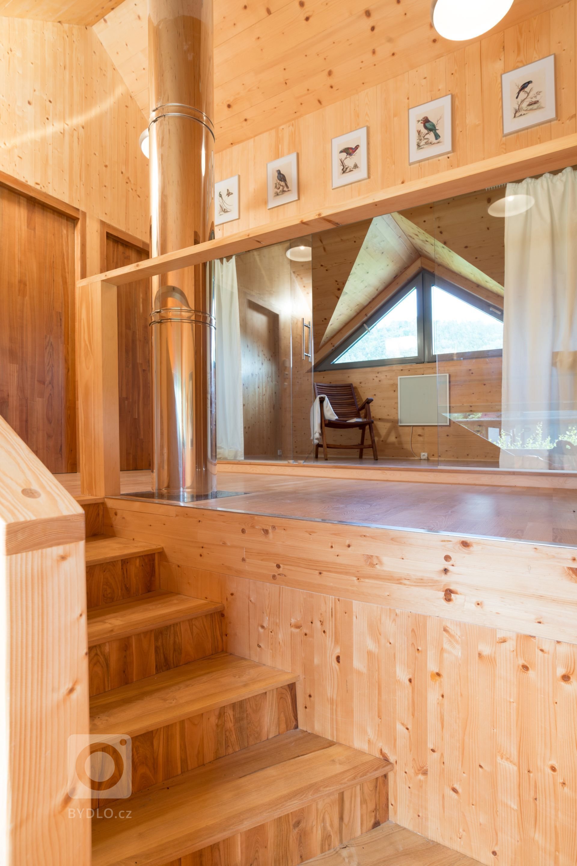 Tento dům s překrásným výhledem na řeku Sázavu je navržen pro bydlení čtyřčlenné rodiny.

Dům je tvořen jednoduchou kompaktní hmotou štíhlého kvádru se…