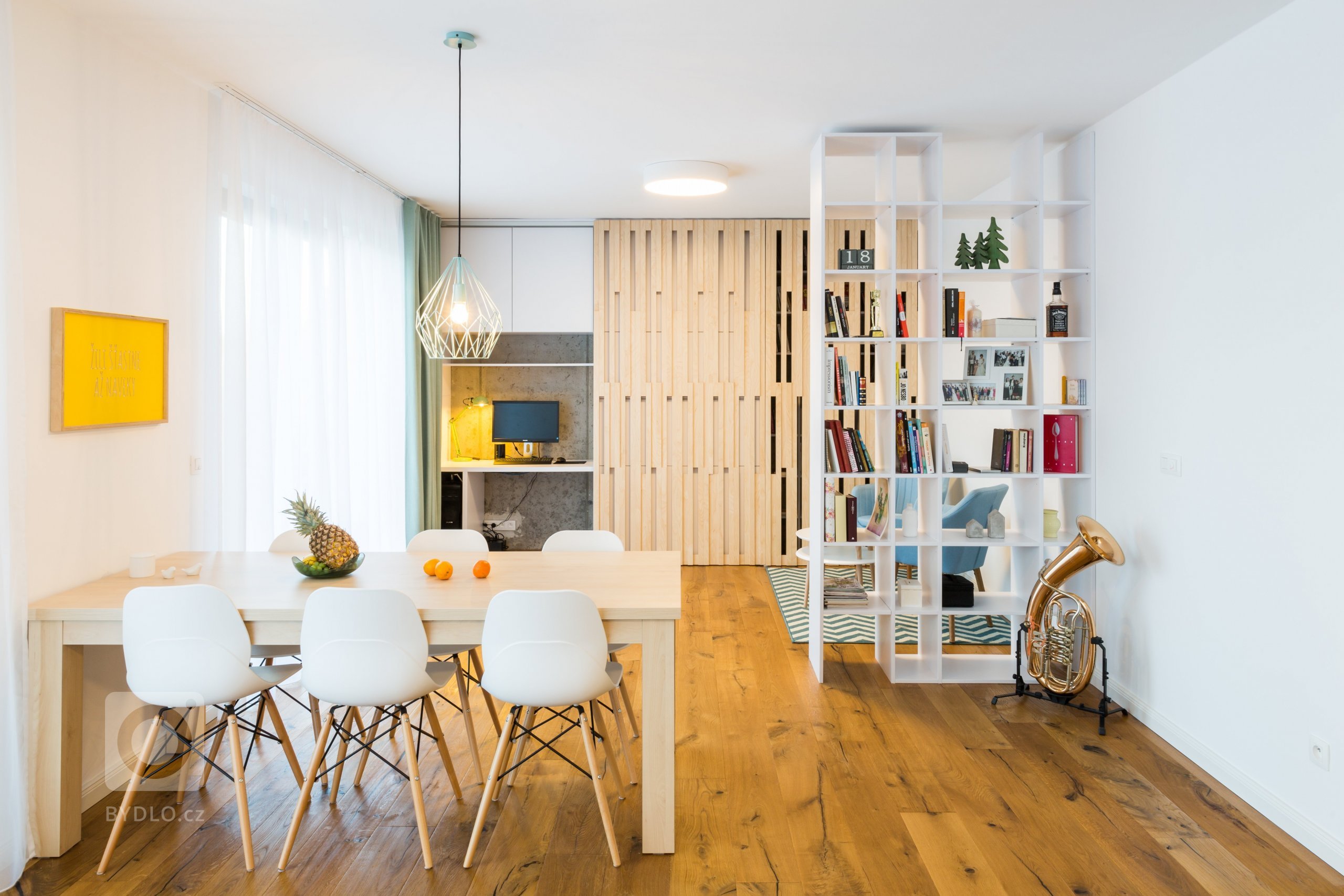 Čistý, jednoduchý a funkčný dizajn bytu v novostavbe je určený pre mladý pár, ktorý má rád pravdivé materiály, svetlé farby a praktické riešenia.&nbsp;

…