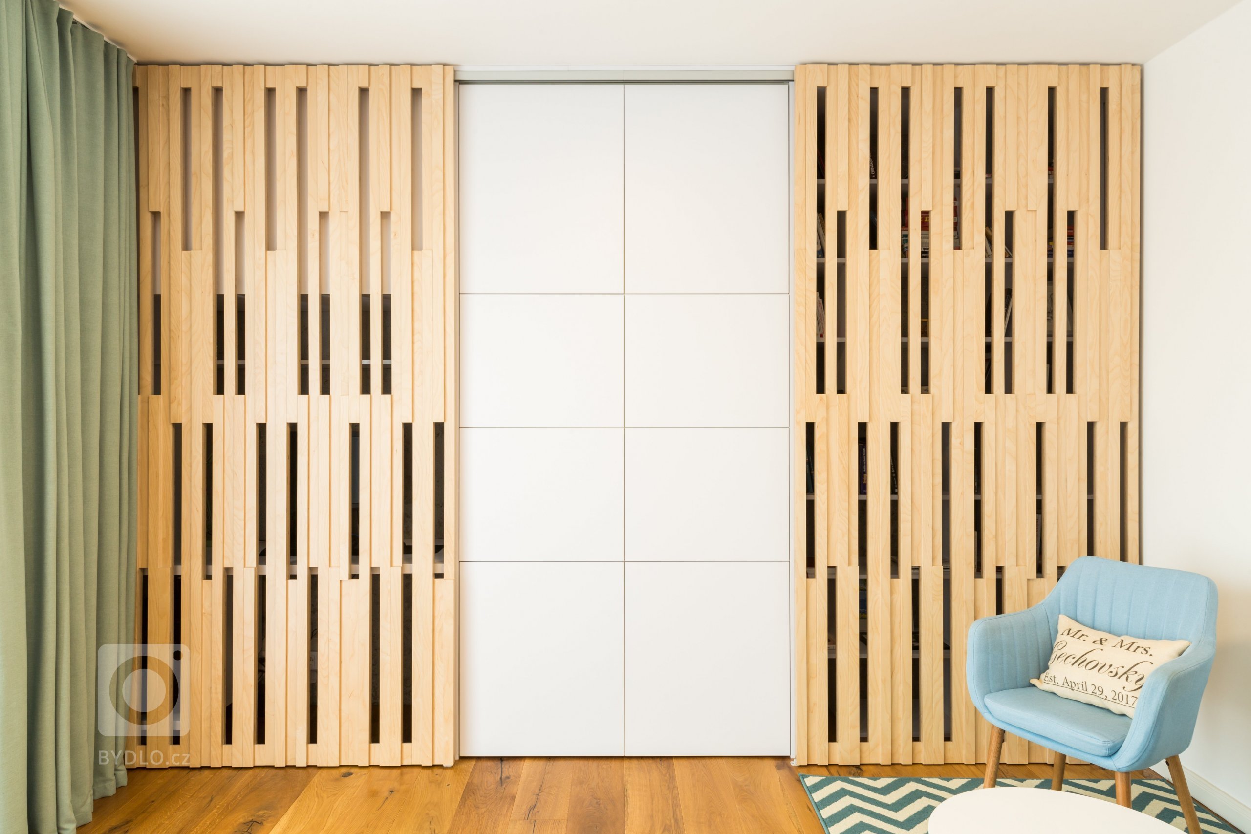 Čistý, jednoduchý a funkčný dizajn bytu v novostavbe je určený pre mladý pár, ktorý má rád pravdivé materiály, svetlé farby a praktické riešenia.&nbsp;

…