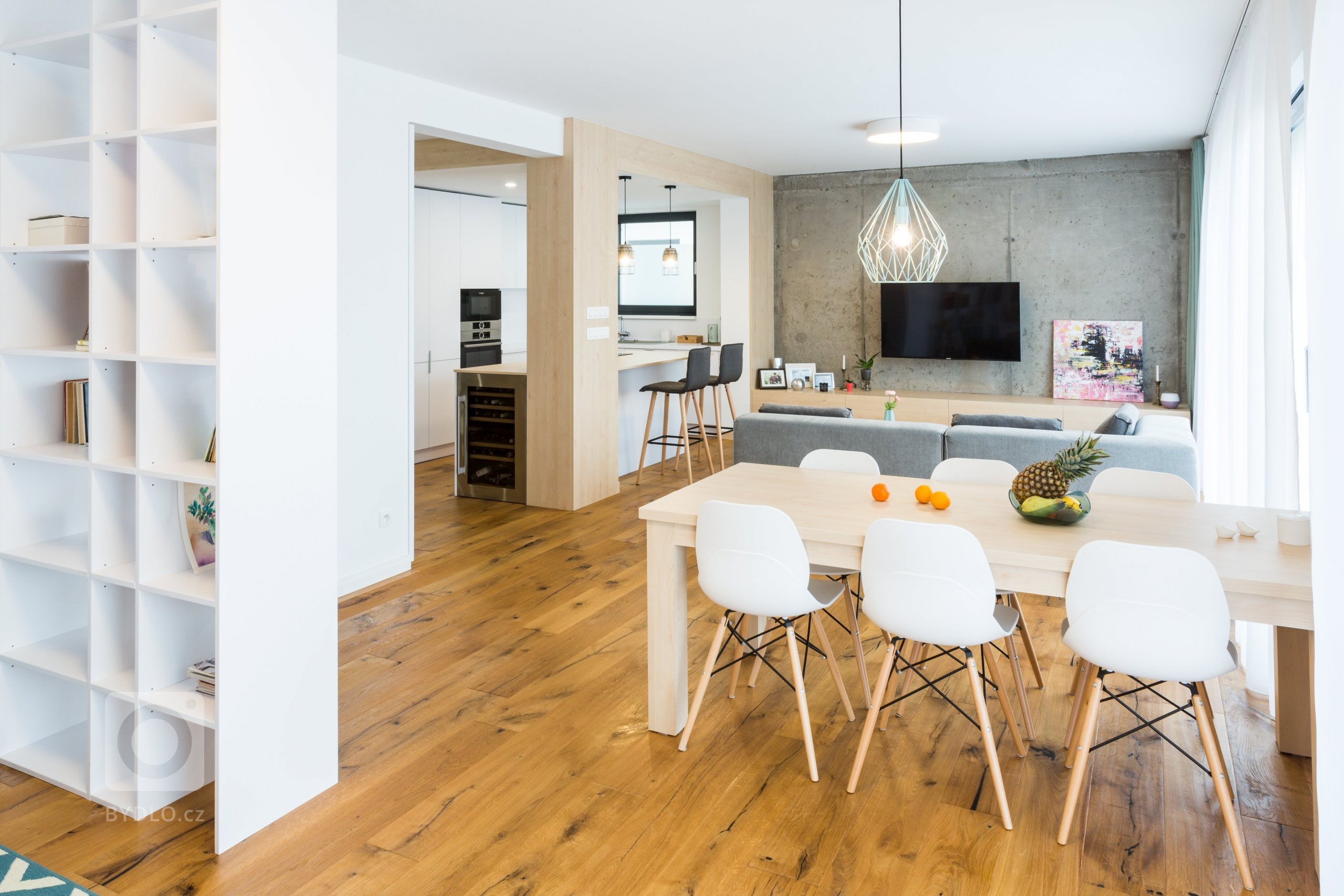 Čistý, jednoduchý a funkčný dizajn bytu v novostavbe je určený pre mladý pár, ktorý má rád pravdivé materiály, svetlé farby a praktické riešenia.&nbsp;

…