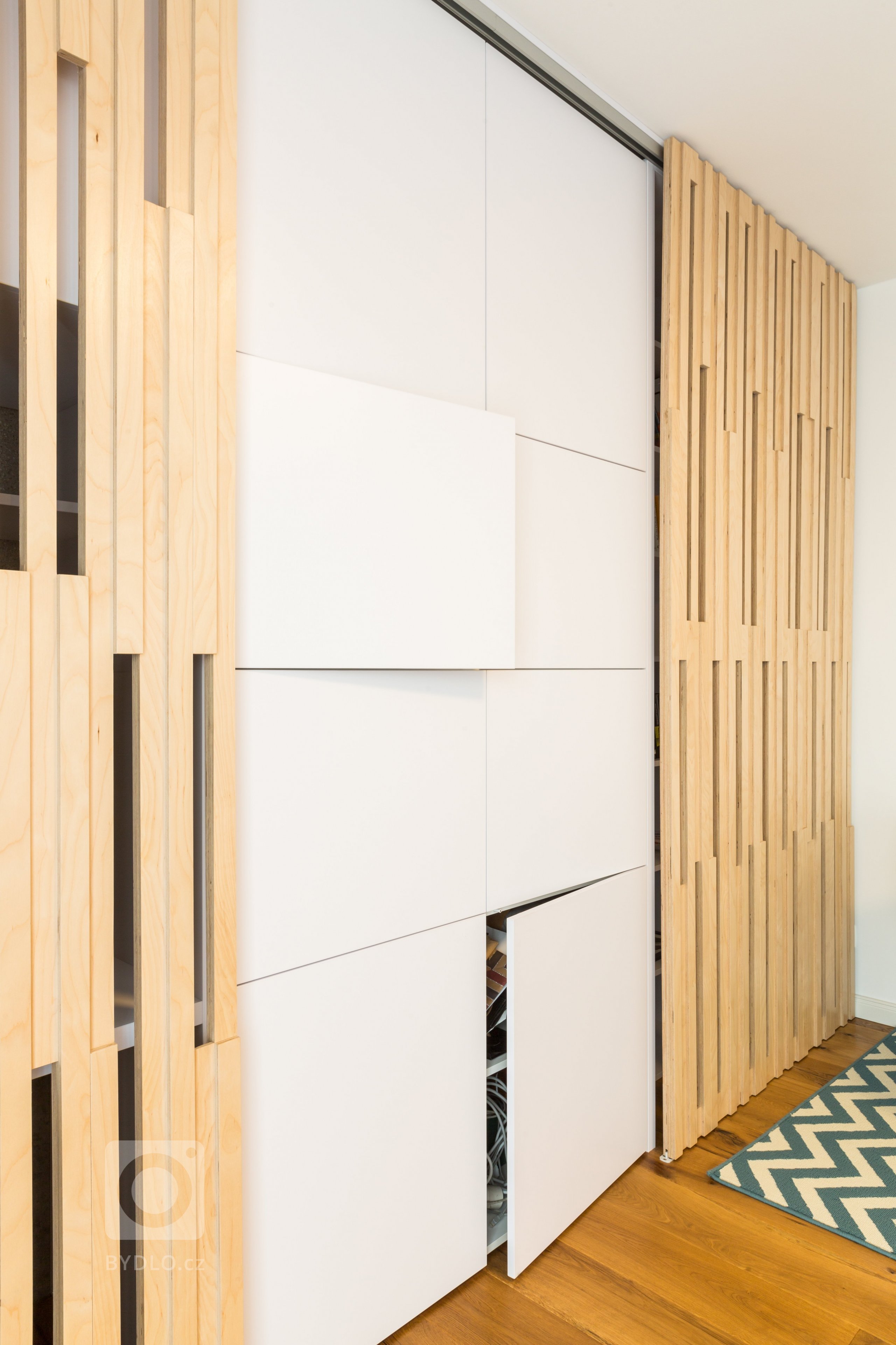 Čistý, jednoduchý a funkčný dizajn bytu v novostavbe je určený pre mladý pár, ktorý má rád pravdivé materiály, svetlé farby a praktické riešenia.&nbsp;

…