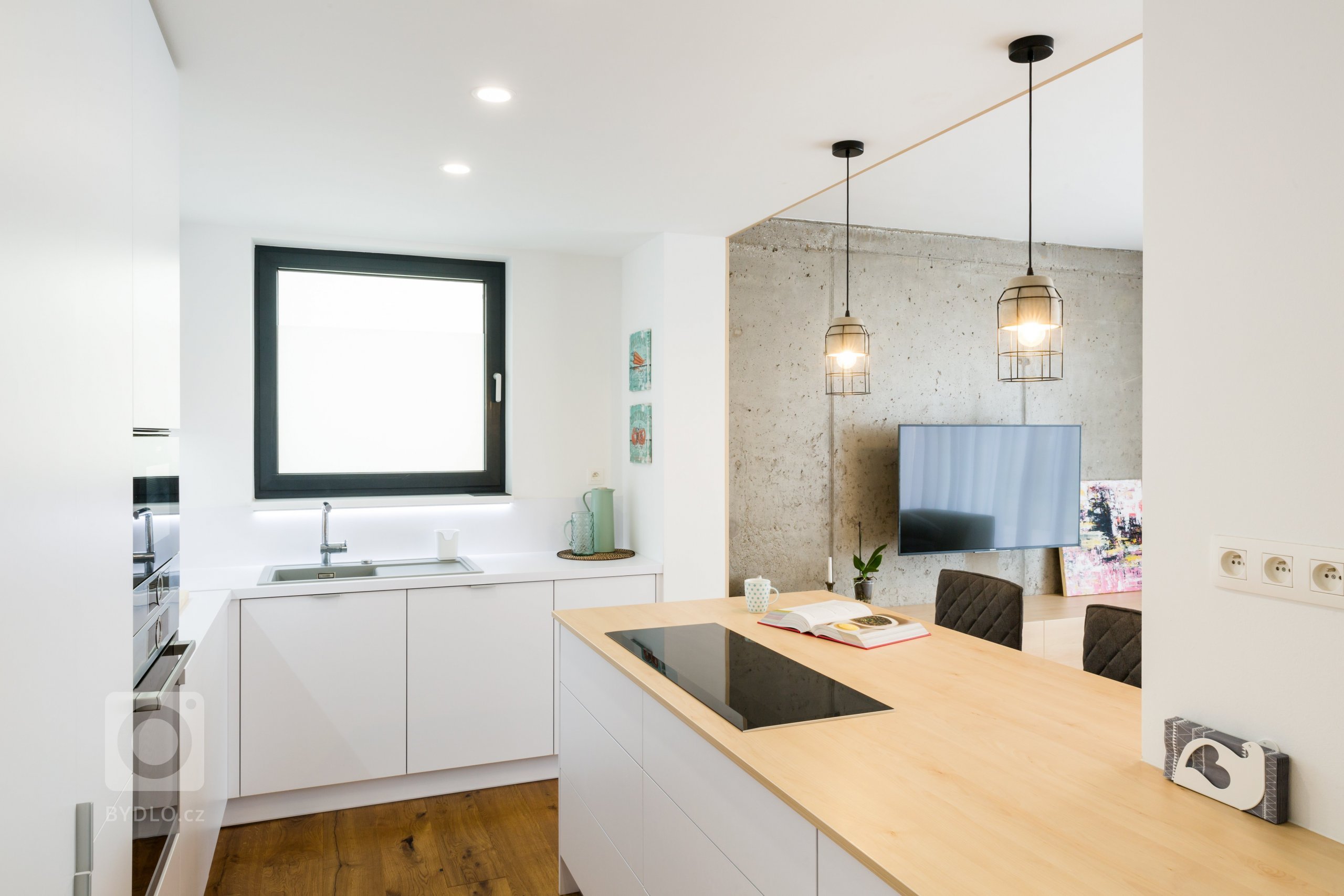 Čistý, jednoduchý a funkčný dizajn bytu v novostavbe je určený pre mladý pár, ktorý má rád pravdivé materiály, svetlé farby a praktické riešenia.&nbsp;

…