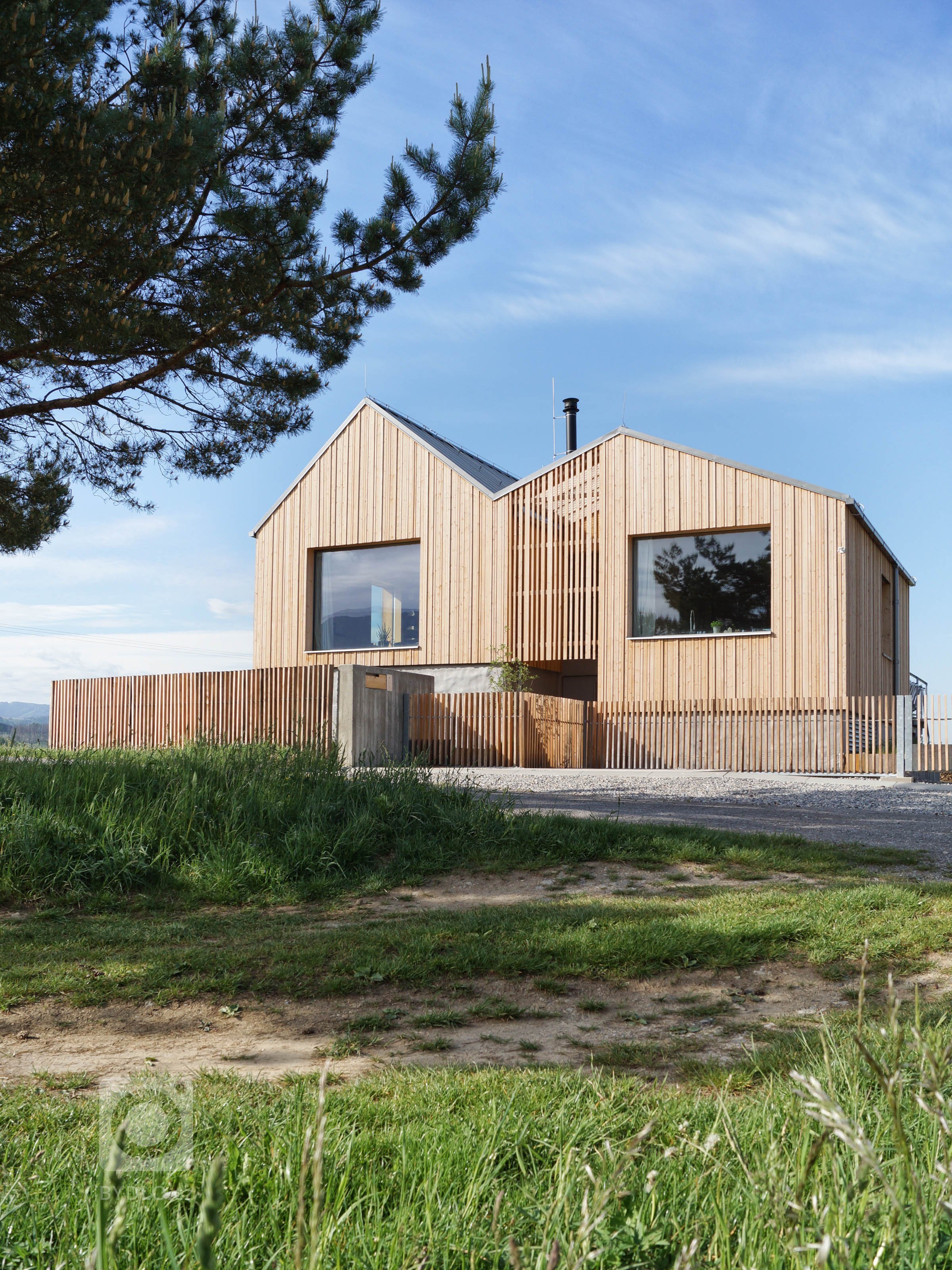 Rodinný dom na úpätí Národného parku Veľká Fatra je situovaný na hranici medzi intravilánom a extravilánom. Ľudovo je dom umiestnený za humnami, takže celé…