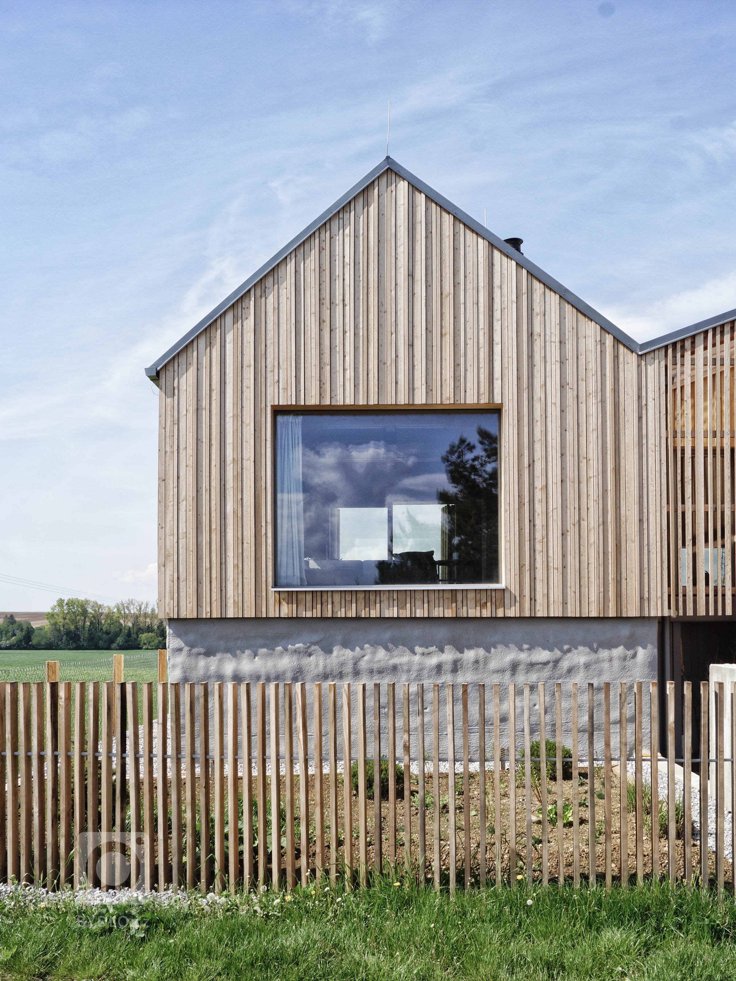 Rodinný dom na úpätí Národného parku Veľká Fatra je situovaný na hranici medzi intravilánom a extravilánom. Ľudovo je dom umiestnený za humnami, takže celé…