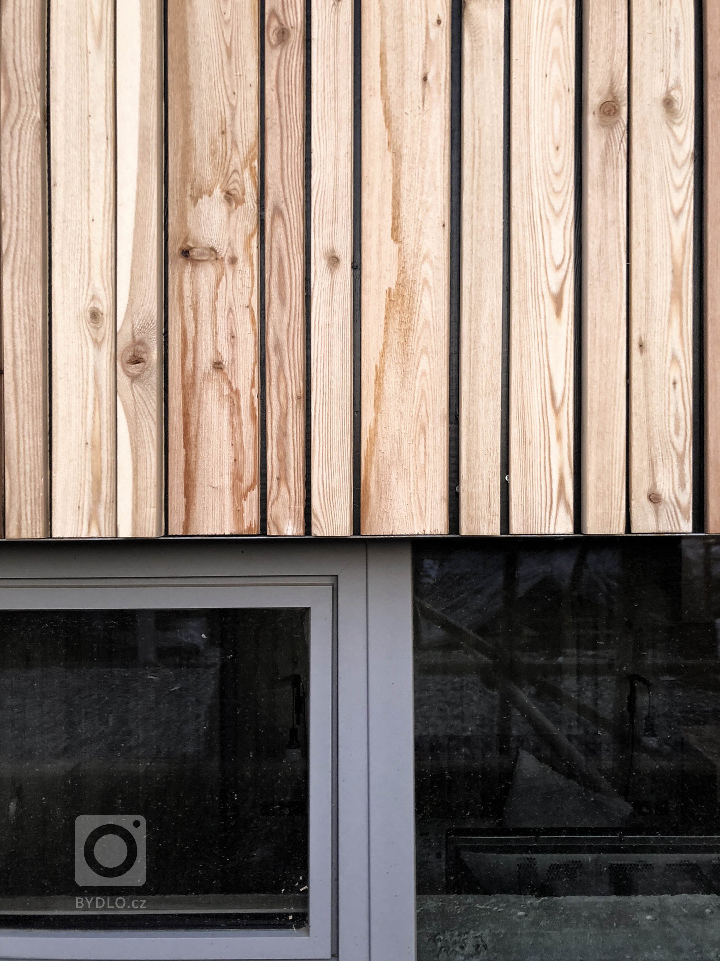 Rodinný dom na úpätí Národného parku Veľká Fatra je situovaný na hranici medzi intravilánom a extravilánom. Ľudovo je dom umiestnený za humnami, takže celé…