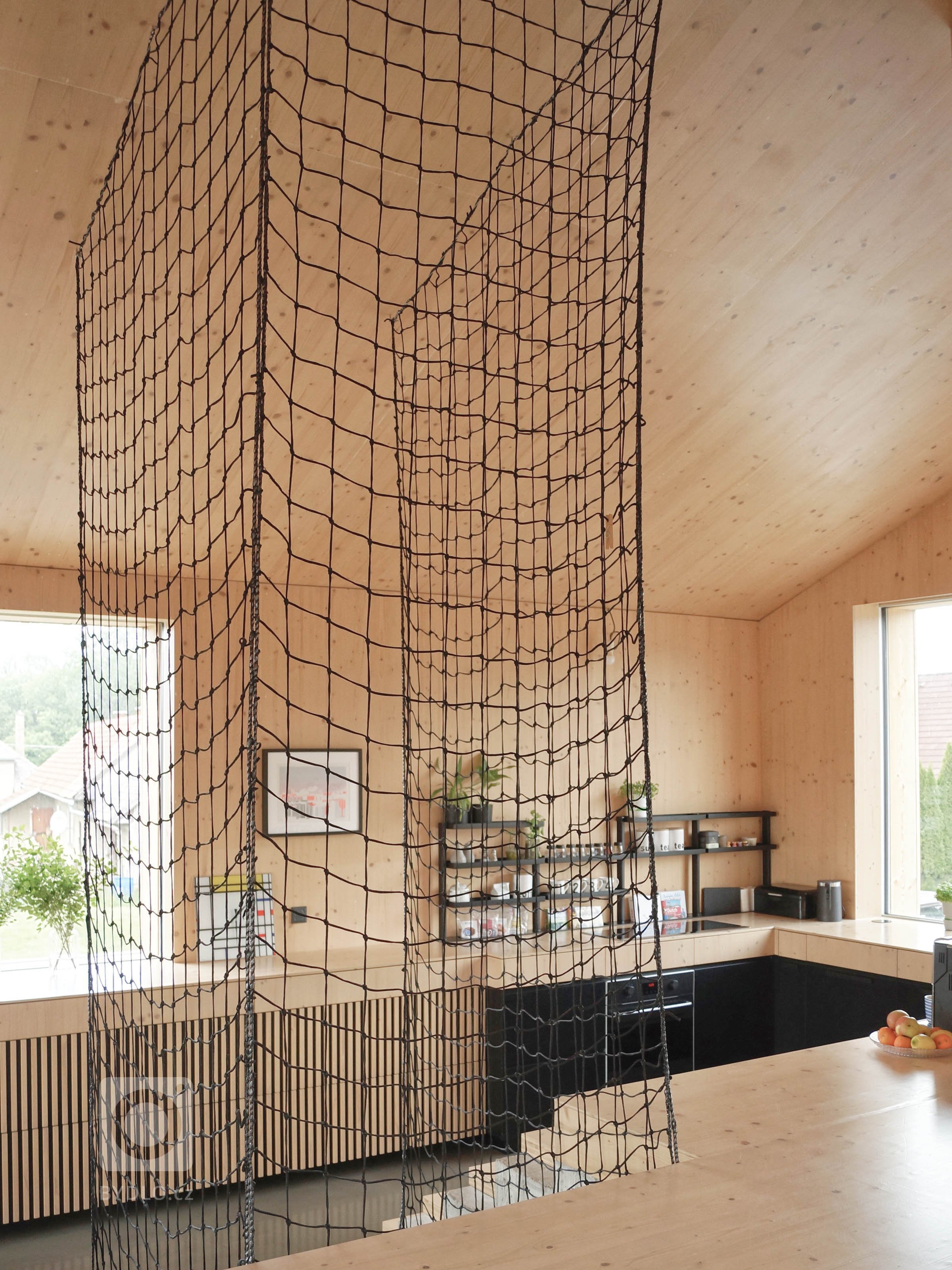 Rodinný dom na úpätí Národného parku Veľká Fatra je situovaný na hranici medzi intravilánom a extravilánom. Ľudovo je dom umiestnený za humnami, takže celé…